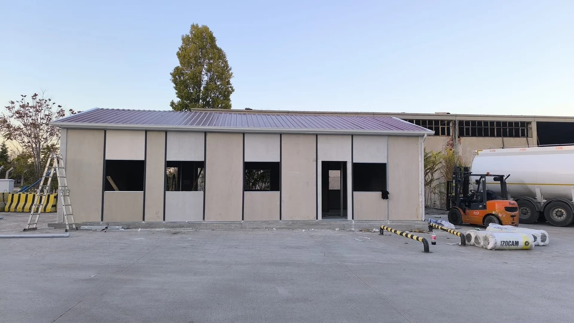 112m² Intertek Kırıkkale Gaz Dolum Merkezi Prefabrik Ofis Projesi thumbnail 3