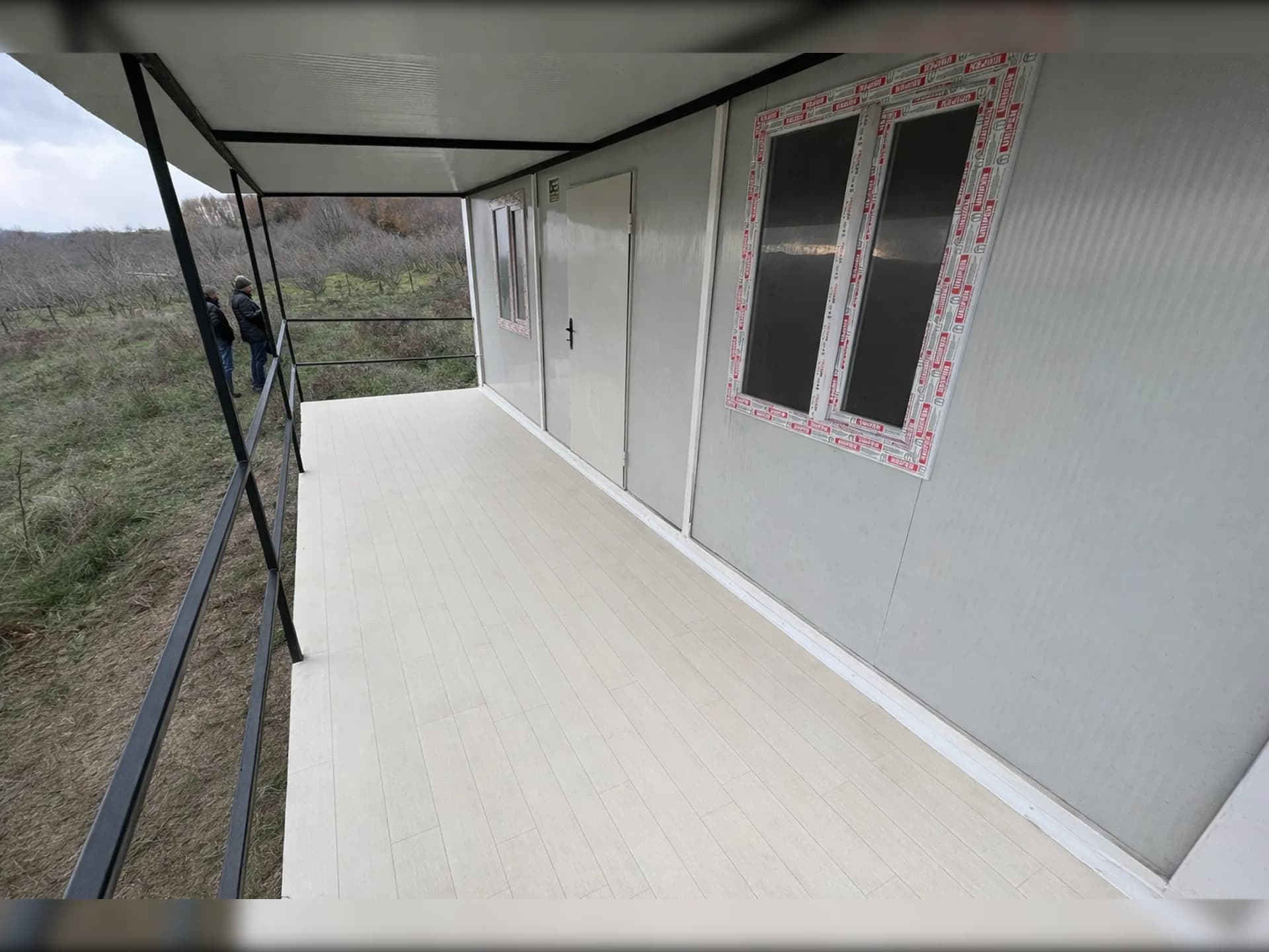 21 m2 prefabrik ev veranda iç görünüm – geniş veranda alanı beyaz model
