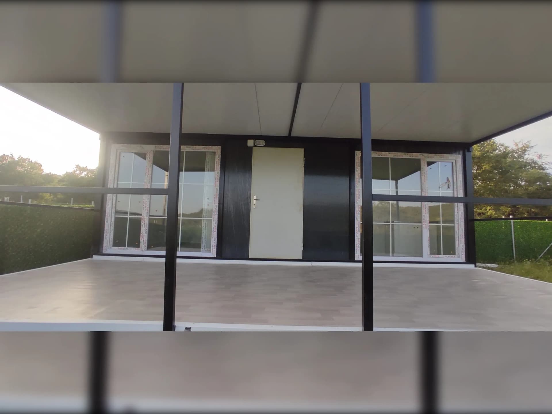 21m2 konteyner ev 18m2 veranda gri taş desen modern dış görünüm