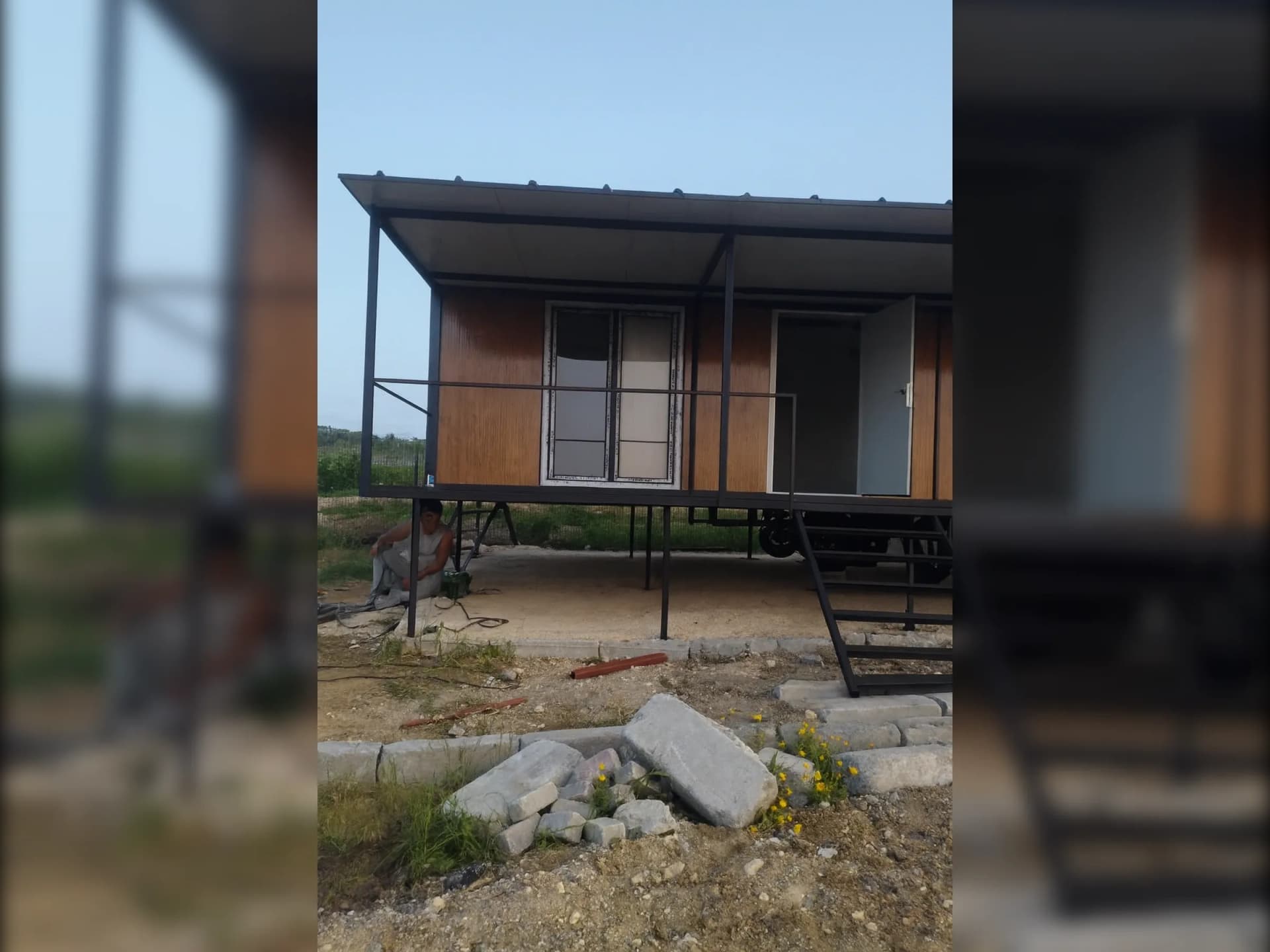 veranda detaylı konteyner ev yan cephe görünüm