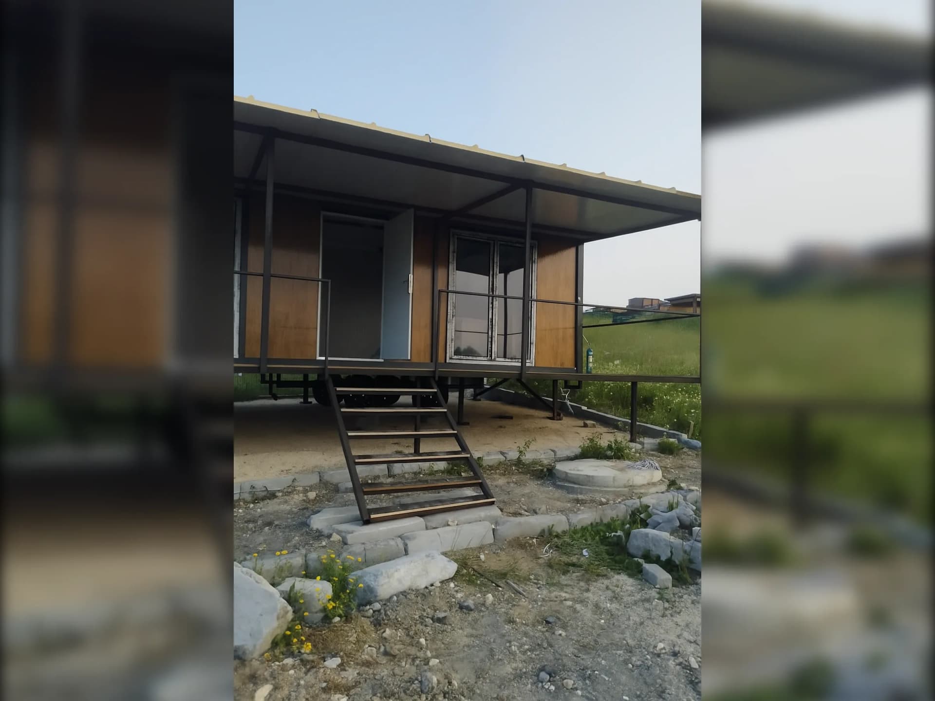 ahşap veranda modern konteyner ev köşe görünüm