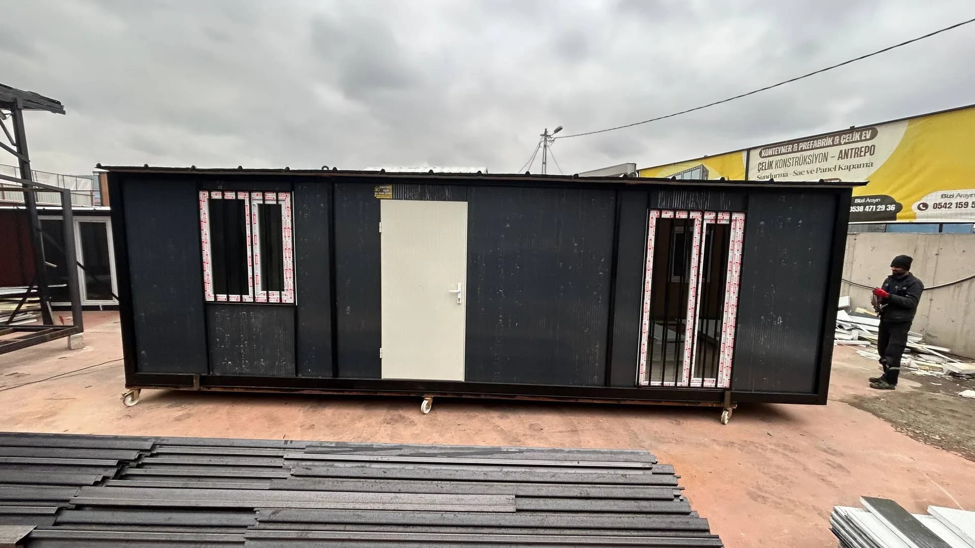 3.5x8m 28m² Tek Eğim Çatılı Antrasit Gri 1+1 Konteyner Ev · Beykoz thumbnail 3