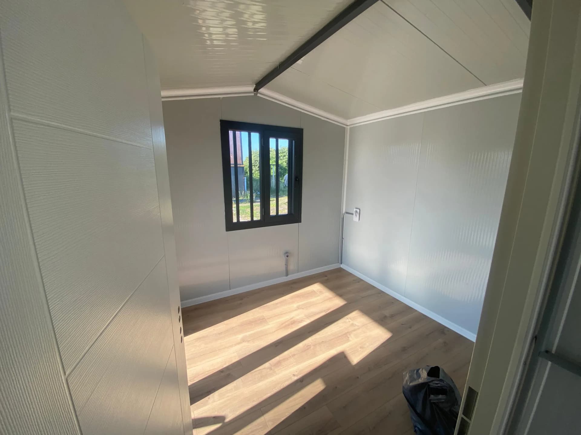konteyner ev iç oda aydınlık modern tasarım