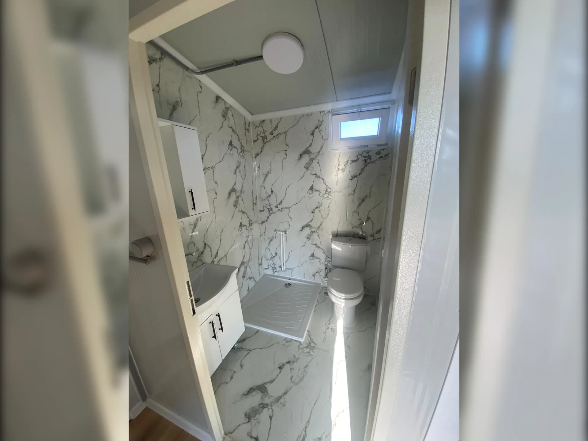 konteyner ev banyo duş alanı modern tasarım