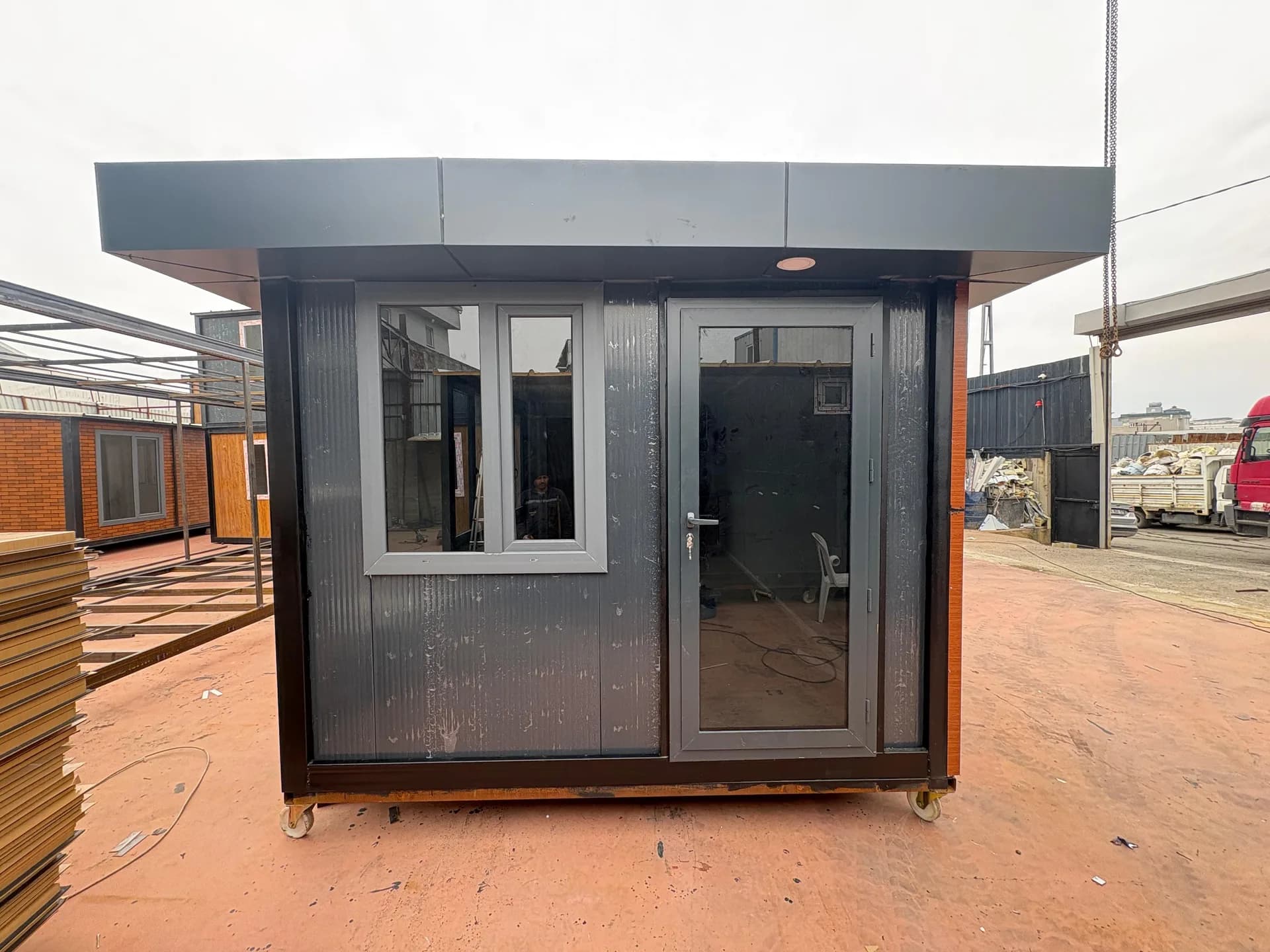 3x7m 21m² Ön Cephe Full Kompozit Harpuşta Detaylı Konteyner Ofis · Büyükçekmece thumbnail 4