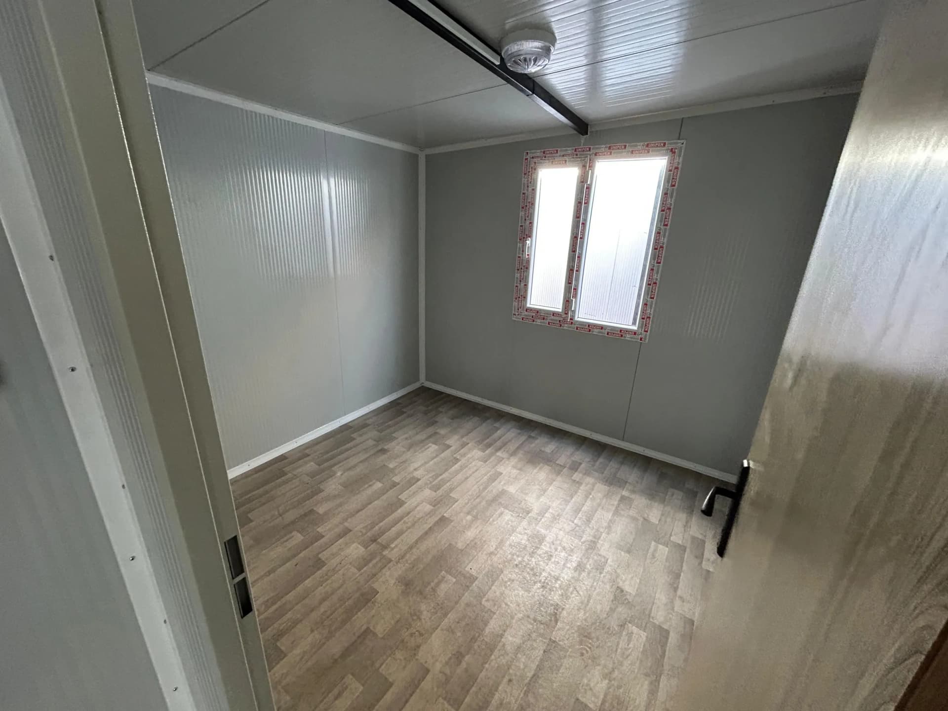 konteyner ev oda içi pencere aydınlık yaşam alanı