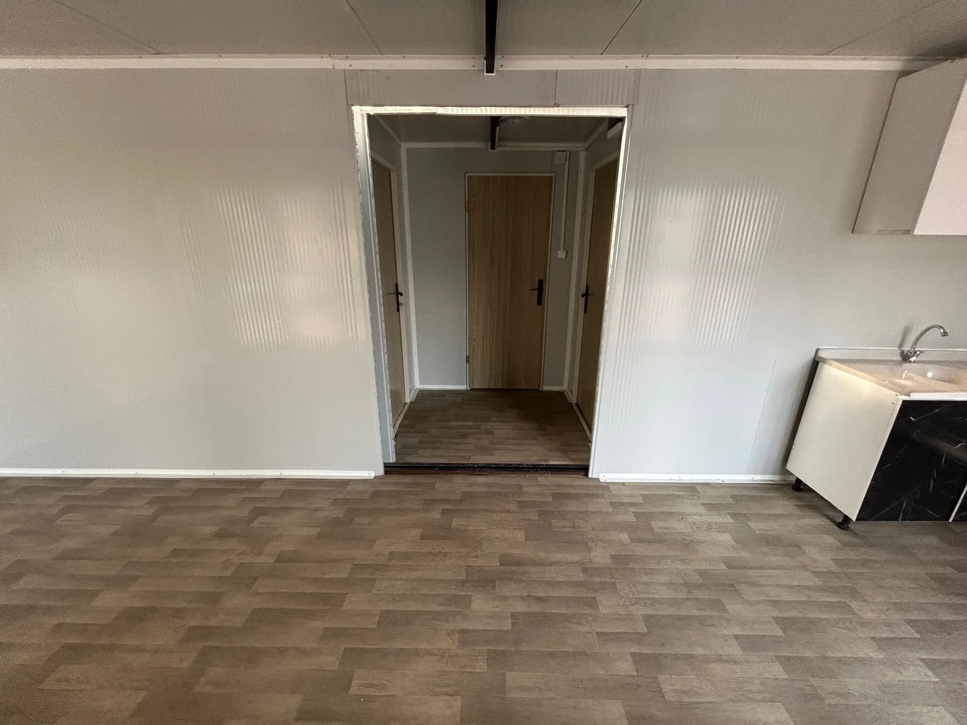 42m2 birleşim konteyner ev iç mekan geniş salon gri taş zemin