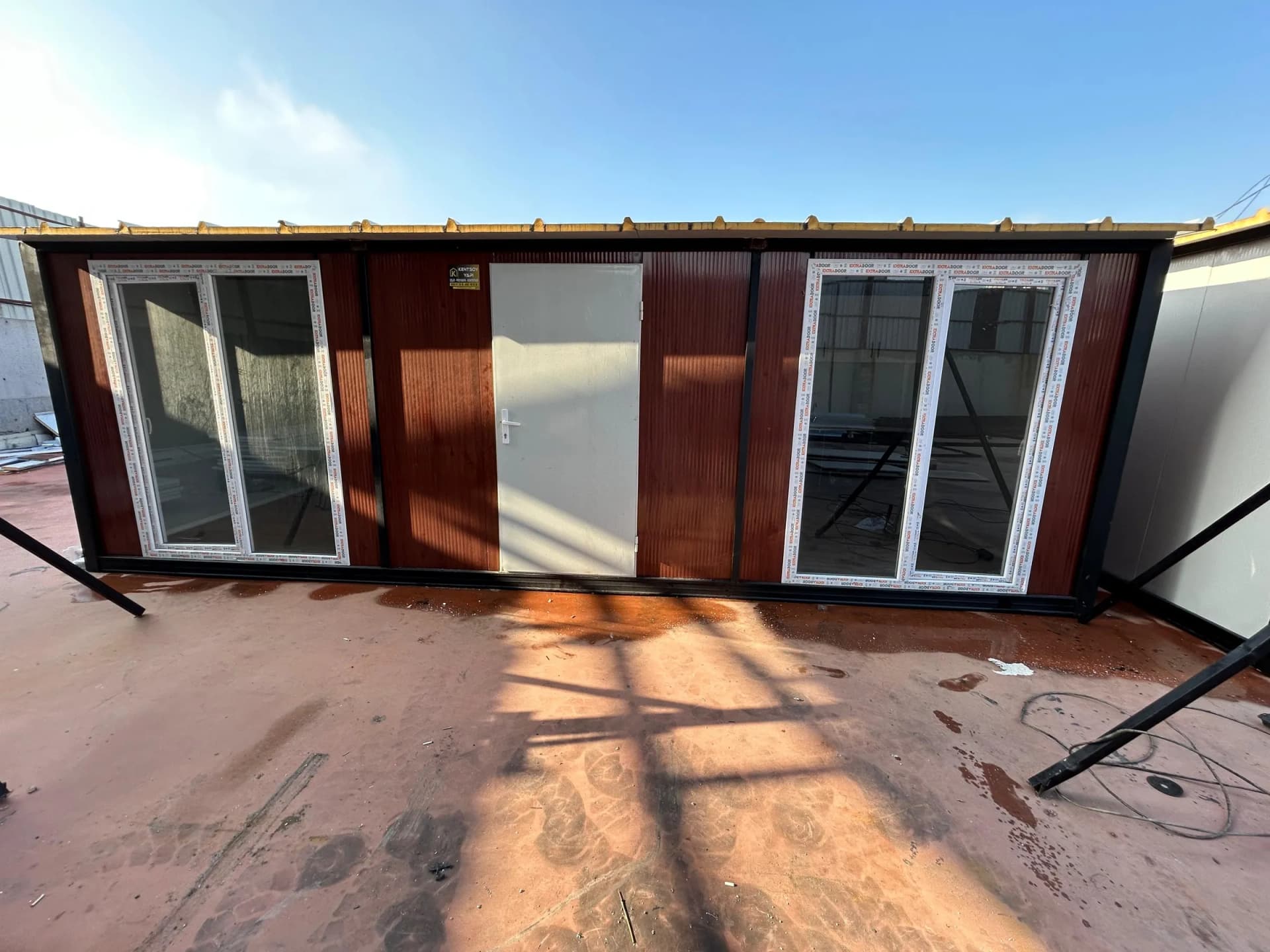 modern 42 m2 çelik ev geniş camlı cephe tasarımı