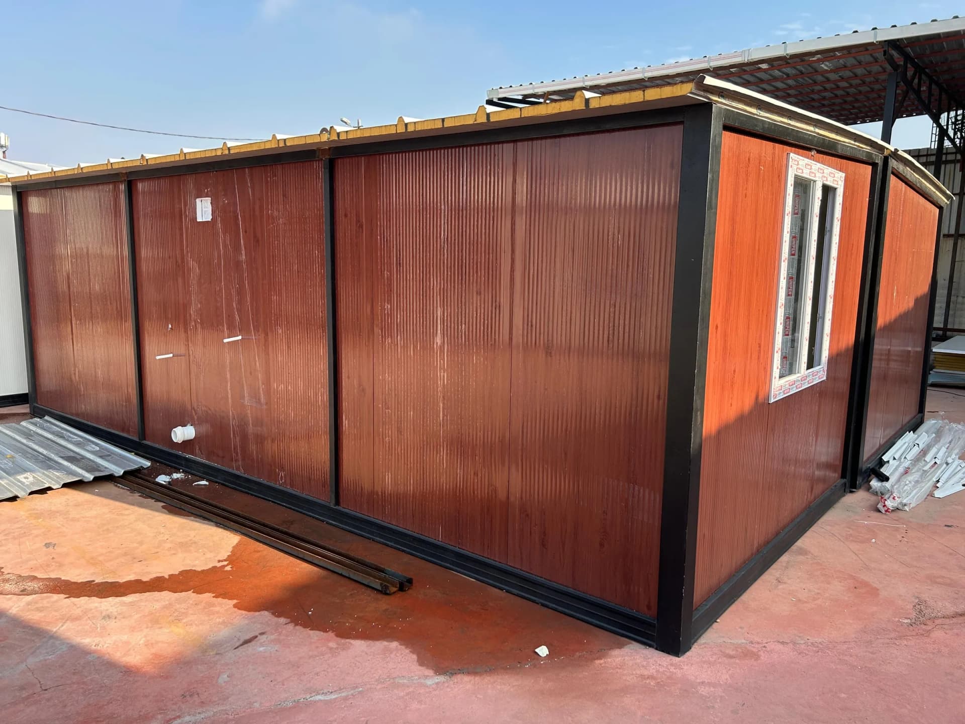 koyu ahşap kaplamalı minimalist tiny house çelik ev