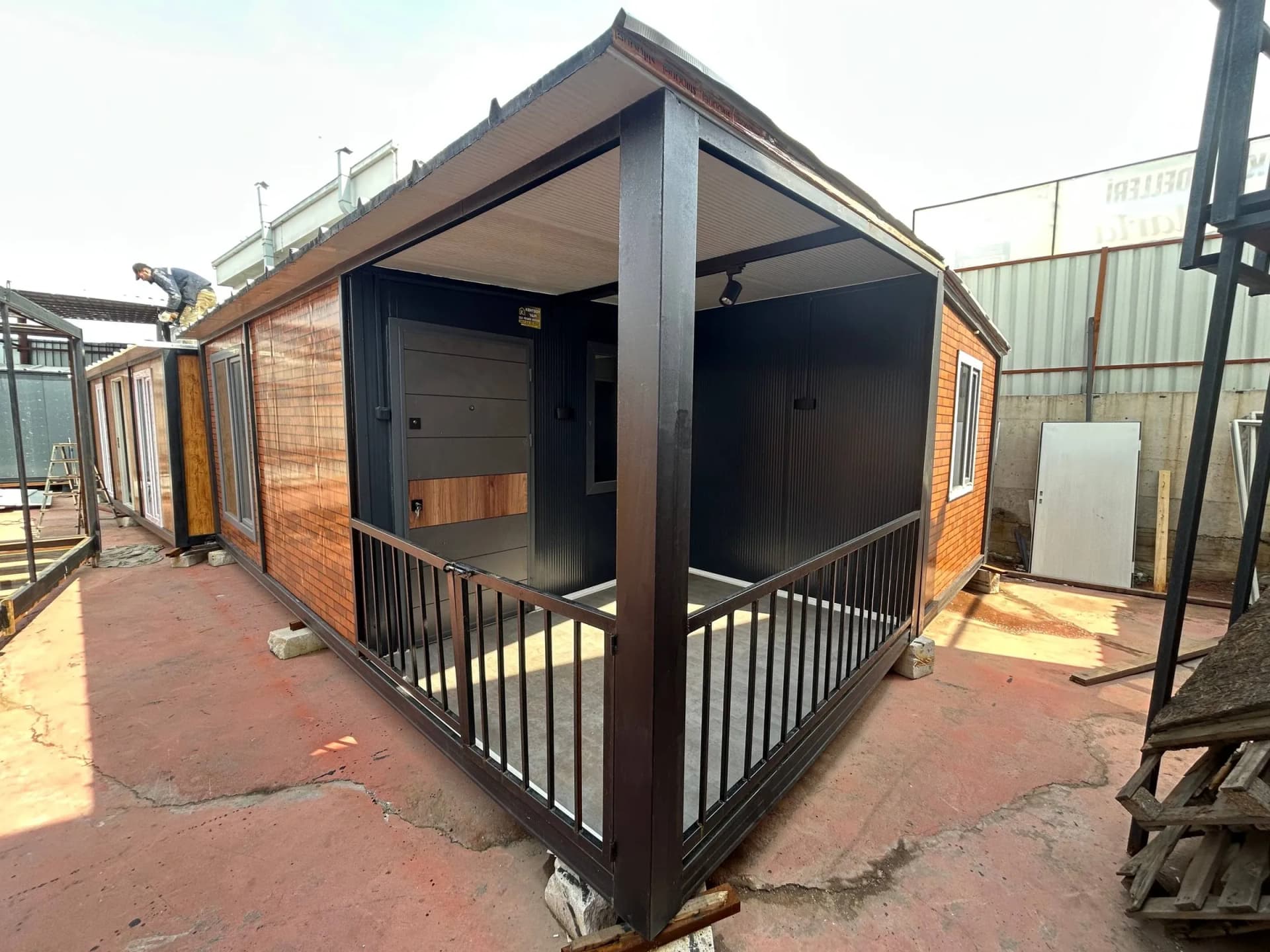 42 m² kendinden verandallı tuğla desenli konteyner ev görseli