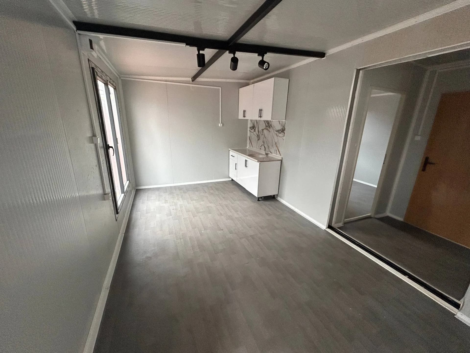 konteyner ev iç salon geniş ve aydınlık alan