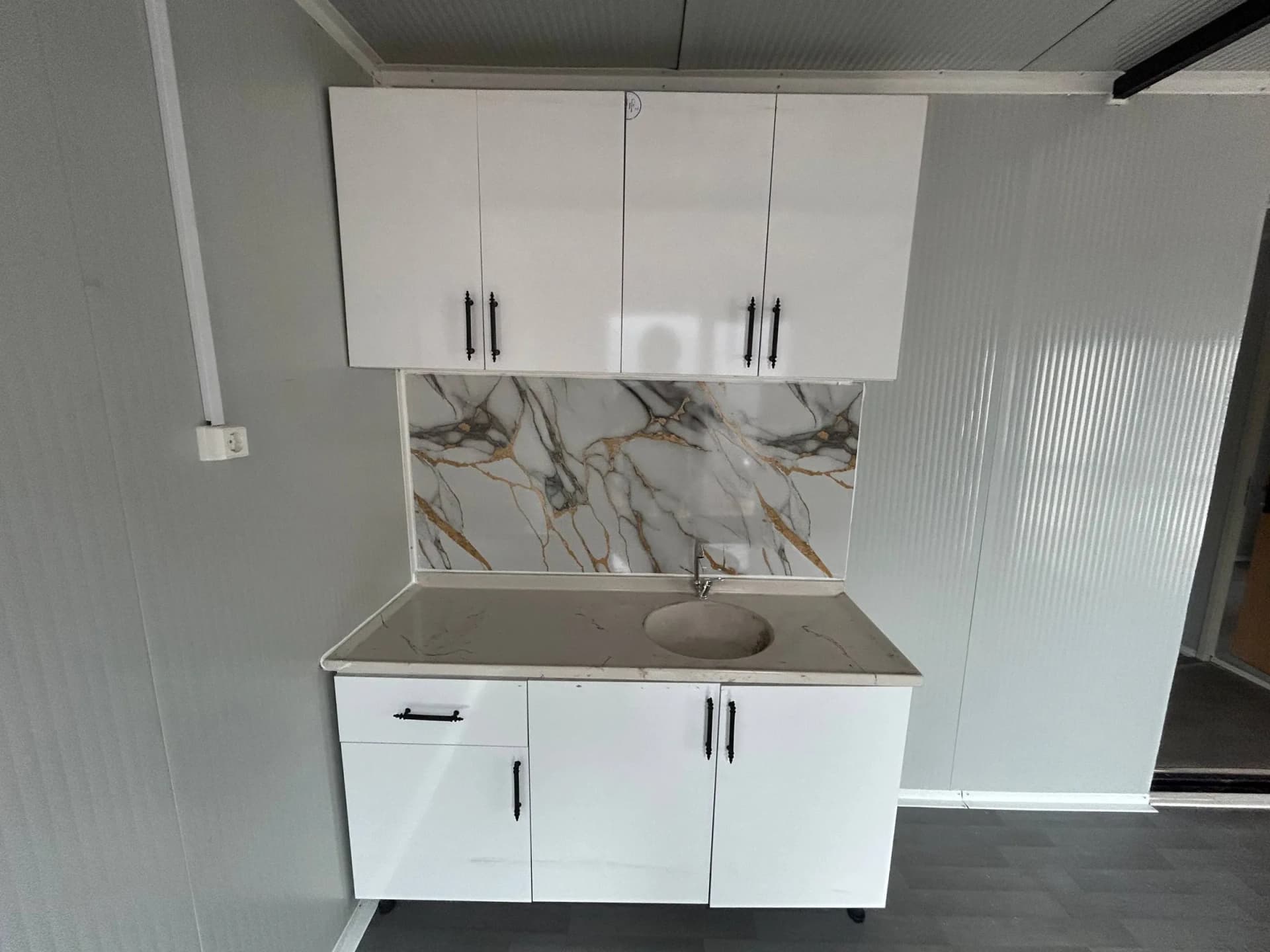 konteyner ev mutfak lavabo ve dolap detay