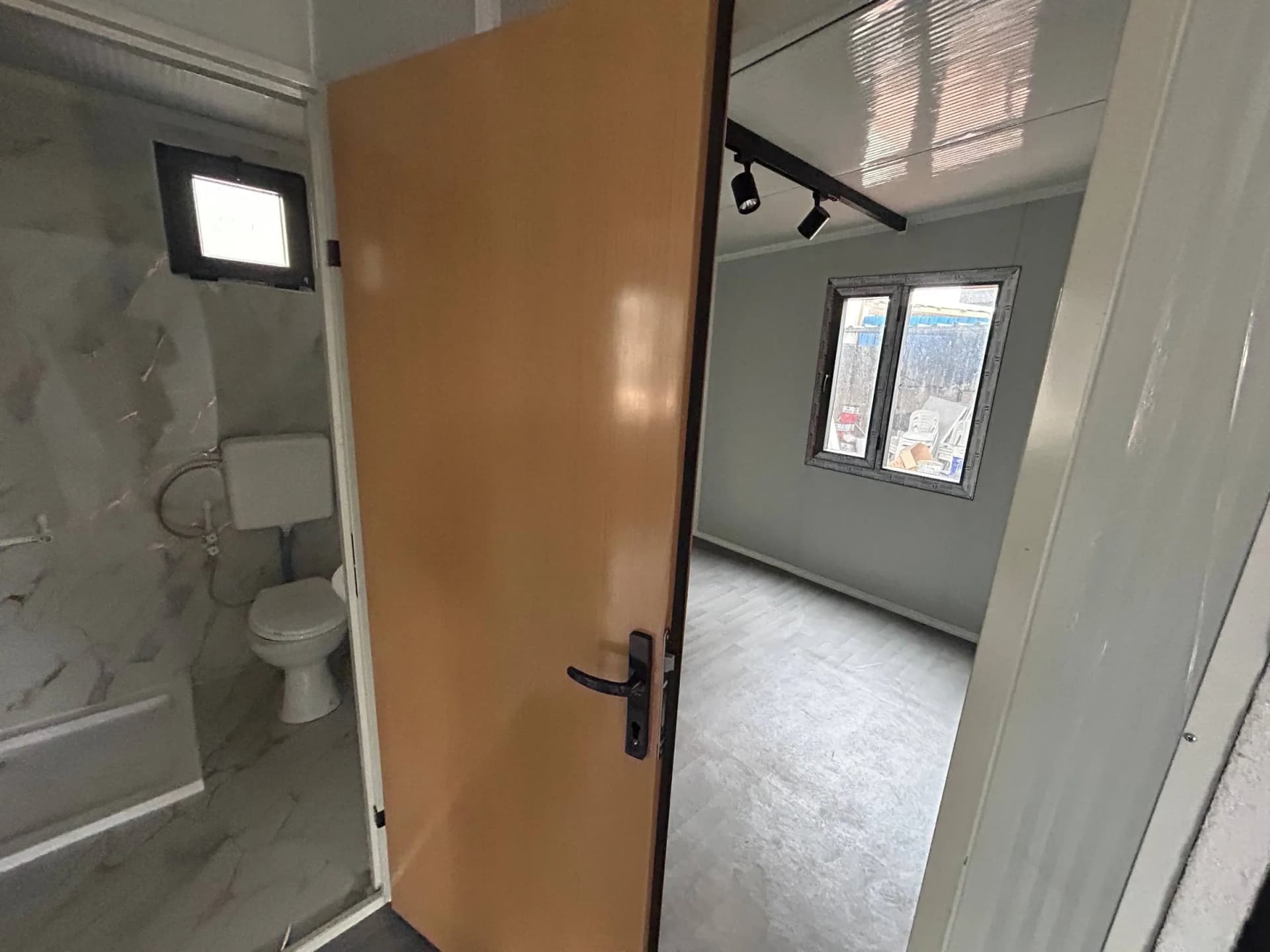 konteyner ev banyo giriş alanı modern tasarım
