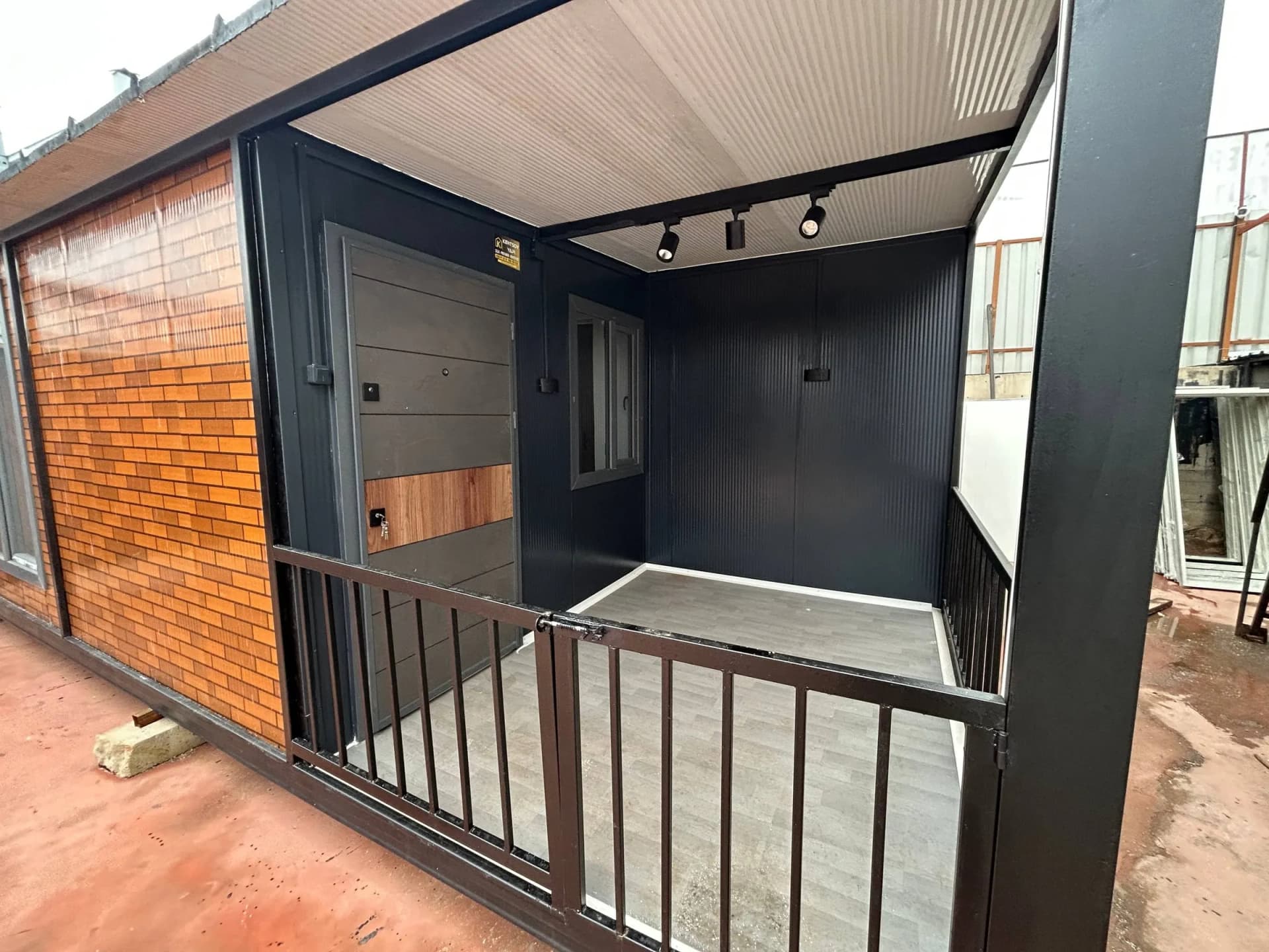 verandalı konteyner ev ön cephe modern tasarım