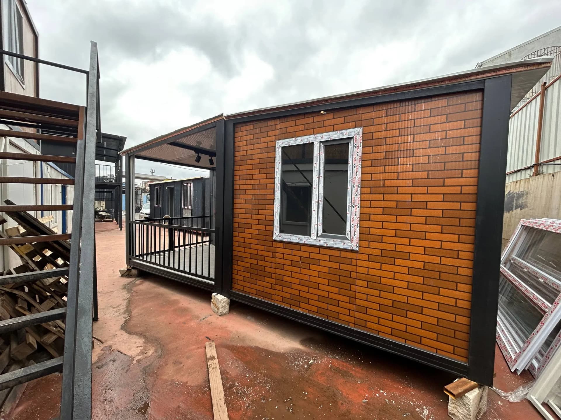 42 m2 verandali konteyner ev tasarımı, dış cephe tuğla kaplama modern konteyner yapı