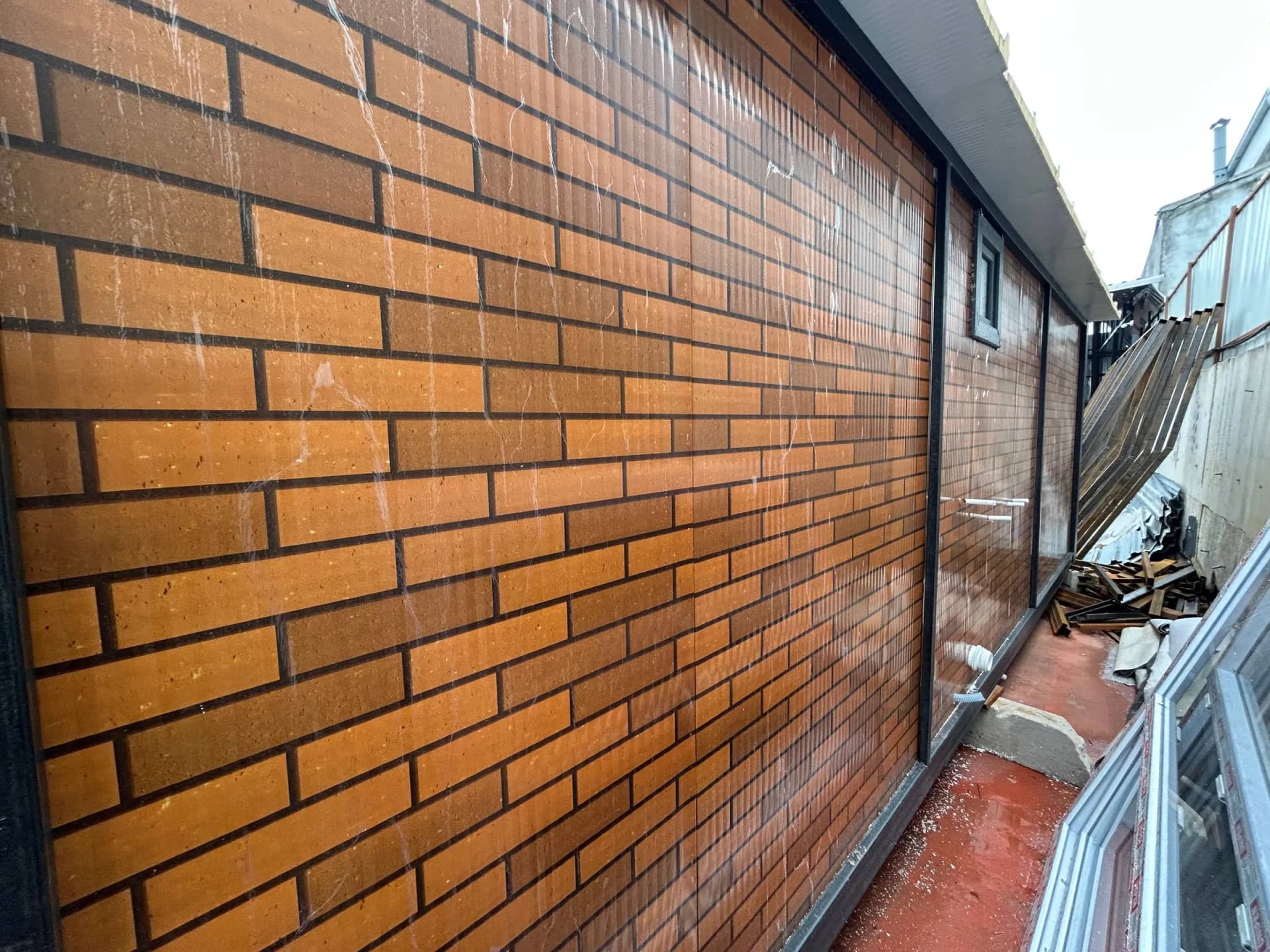 tuğla desen kaplama konteyner ev dış cephe detayı 42m2 verandalı konteyner yapı