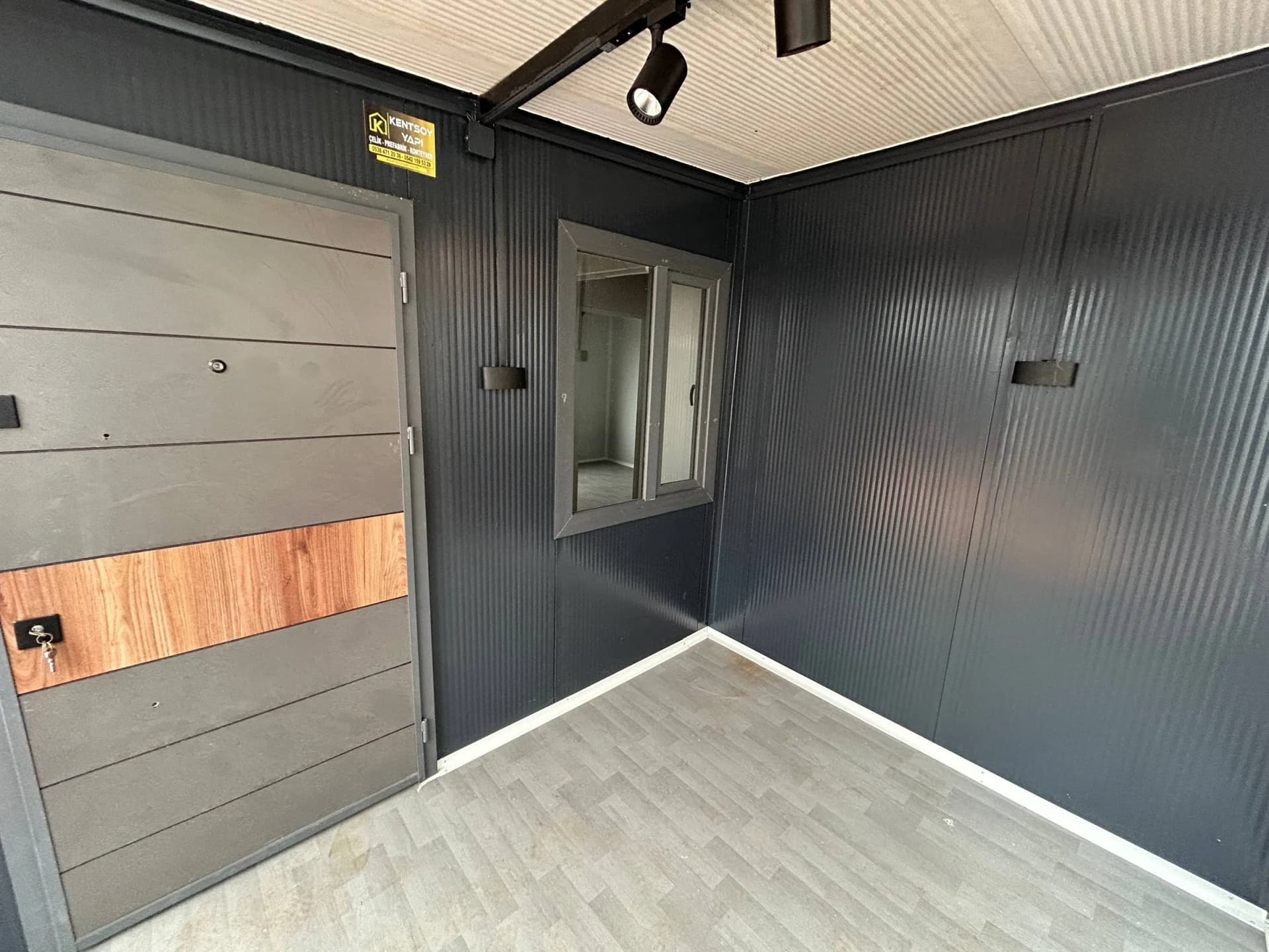 konteyner ev iç mekan tasarımı modern duvar kaplama 42m2 verandalı konteyner iç görünüm