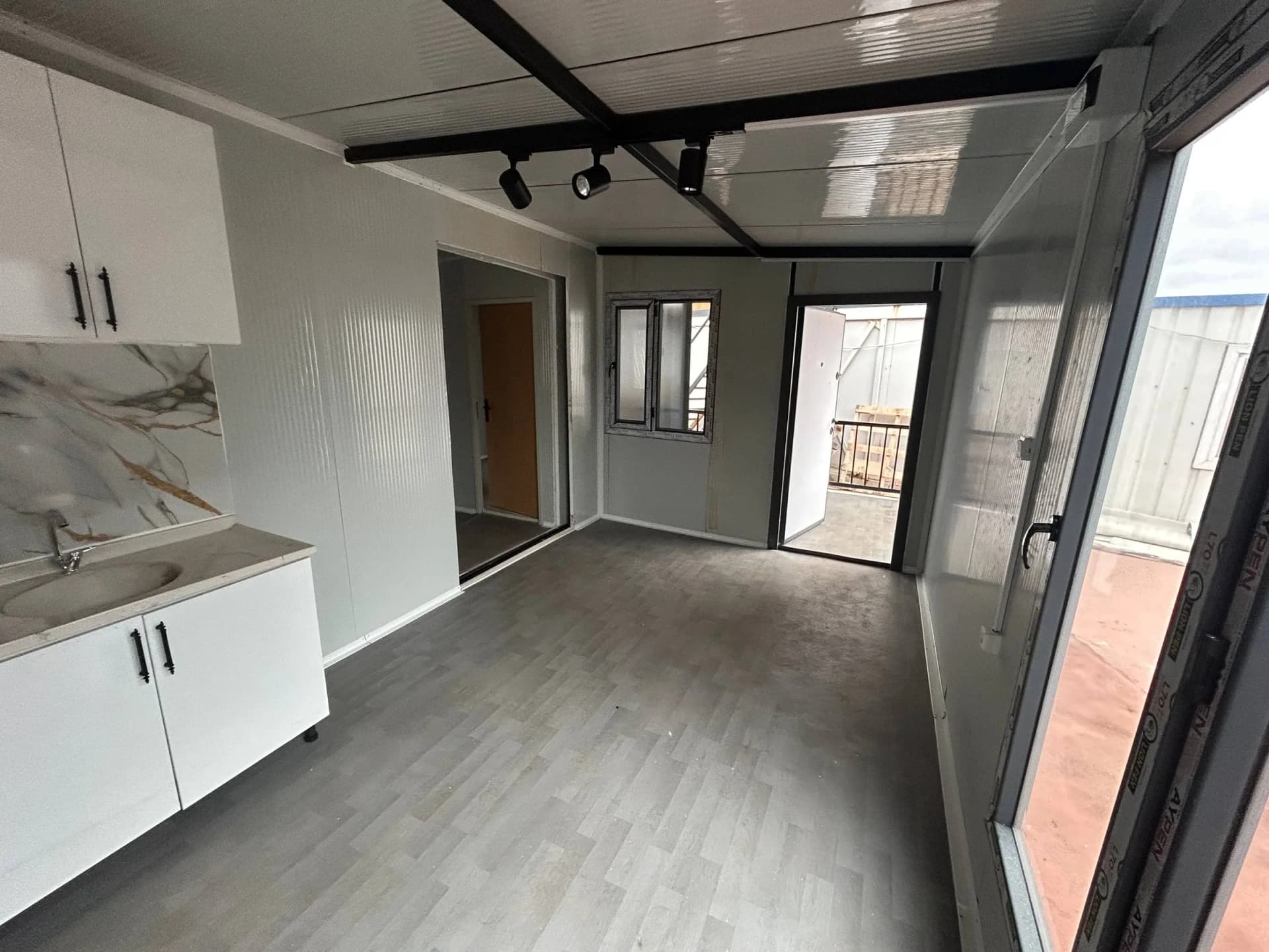42m2 konteyner ev iç mekan salon ve mutfak alanı modern verandalı konteyner ev iç görünüm