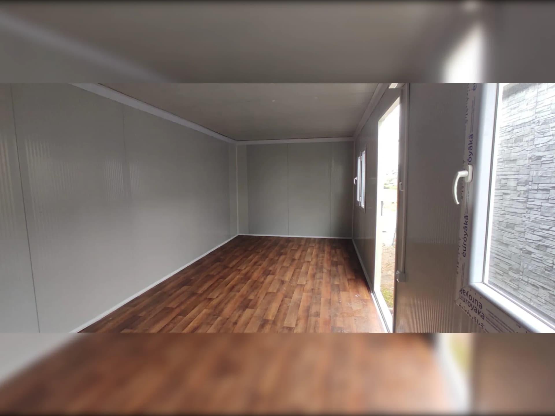 konteyner ofis iç mekan geniş kullanım alanı
