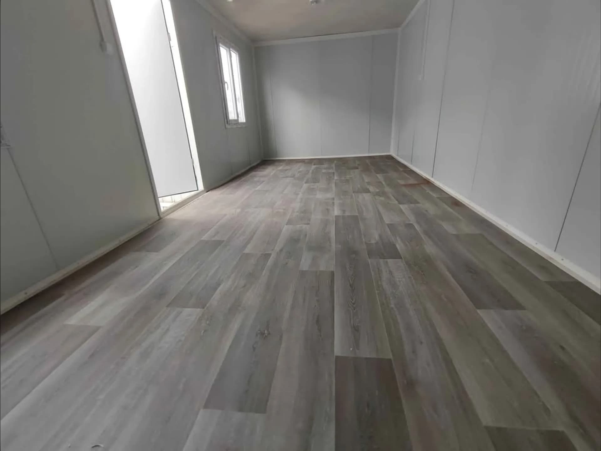 konteyner ofis iç oda geniş ve aydınlık alan