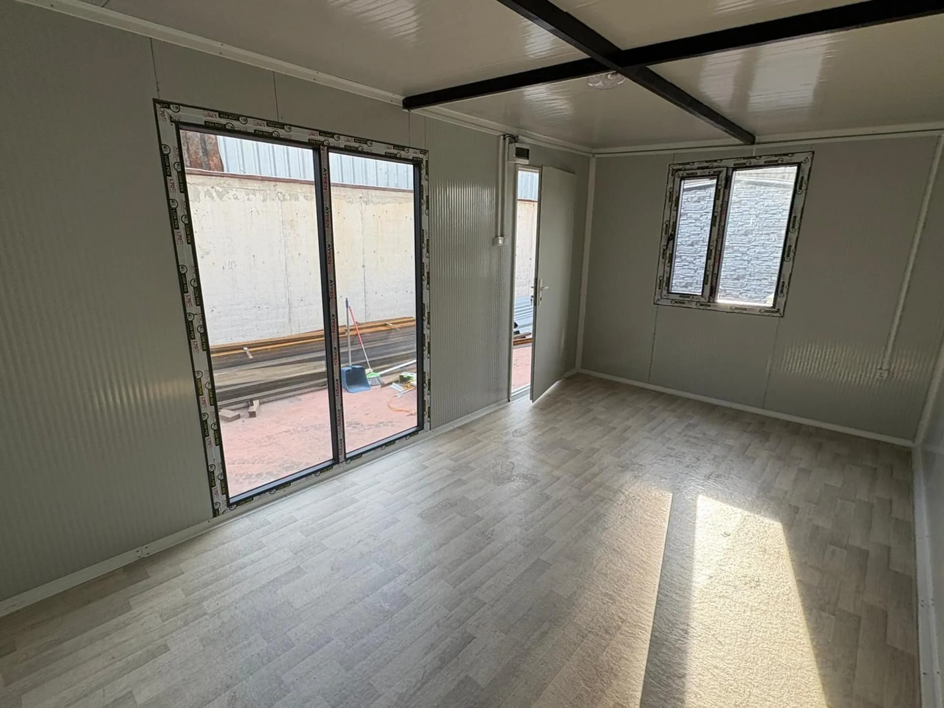 15m2 konteyner ev iç mekan geniş pencere modern 5x3 antrasit gri tek eğimli çatı konteyner