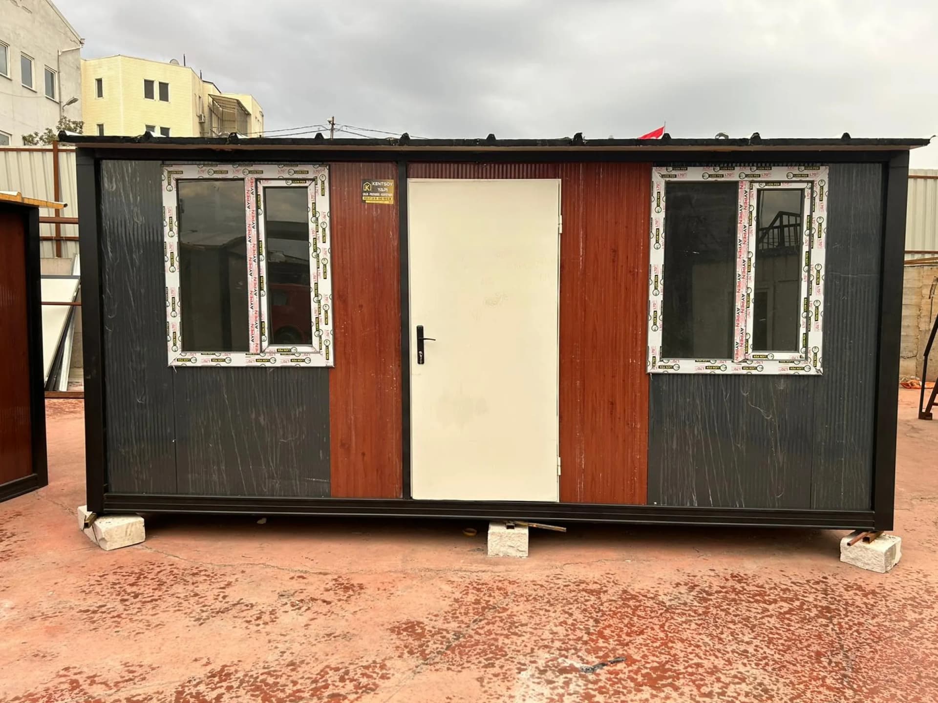 15m2 konteyner ev ofis beşik çatı antrasit gri koyu ahşap cephe ön görünüm
