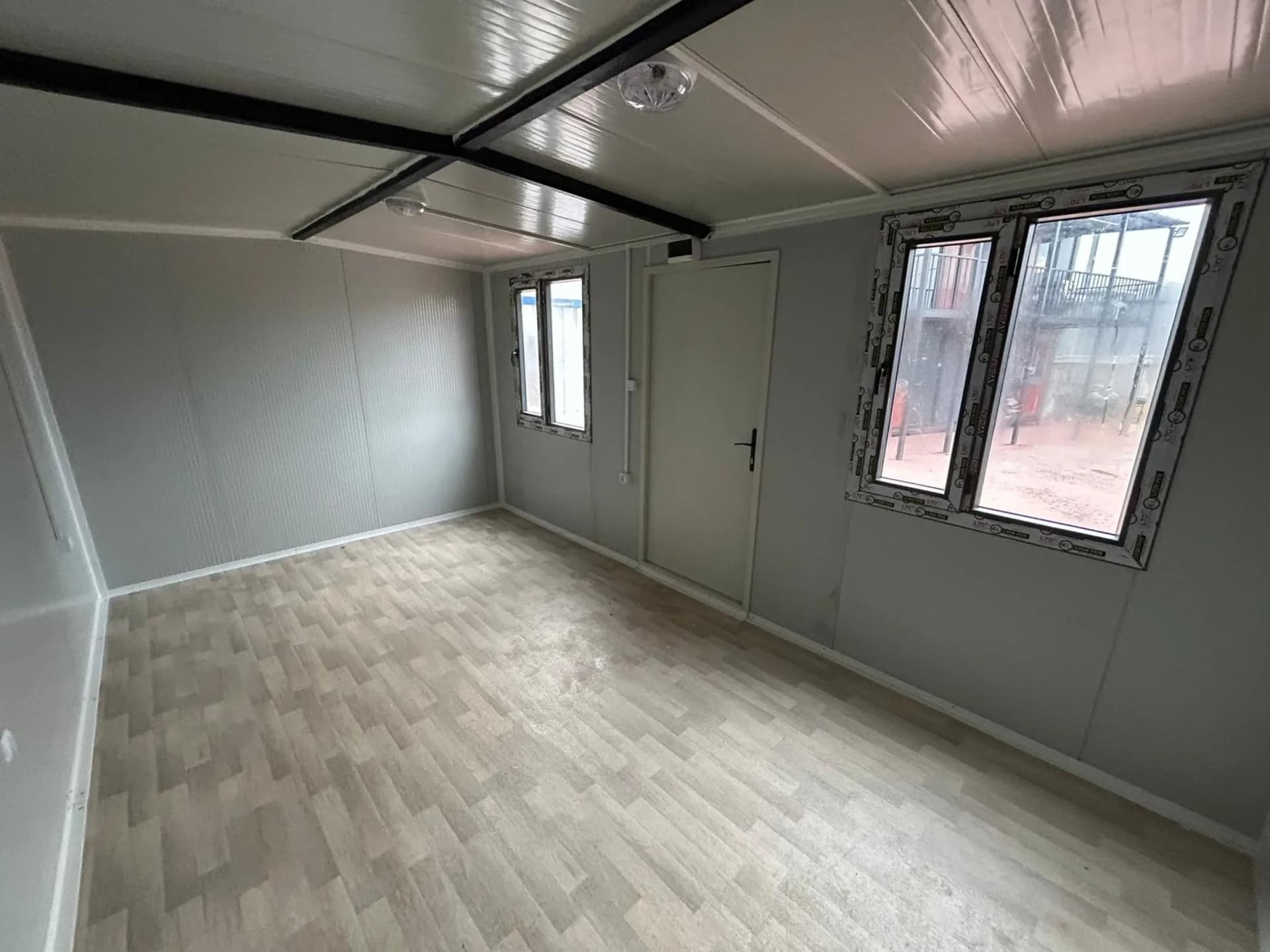 konteyner ofis ev iç mekan geniş ve aydınlık alan
