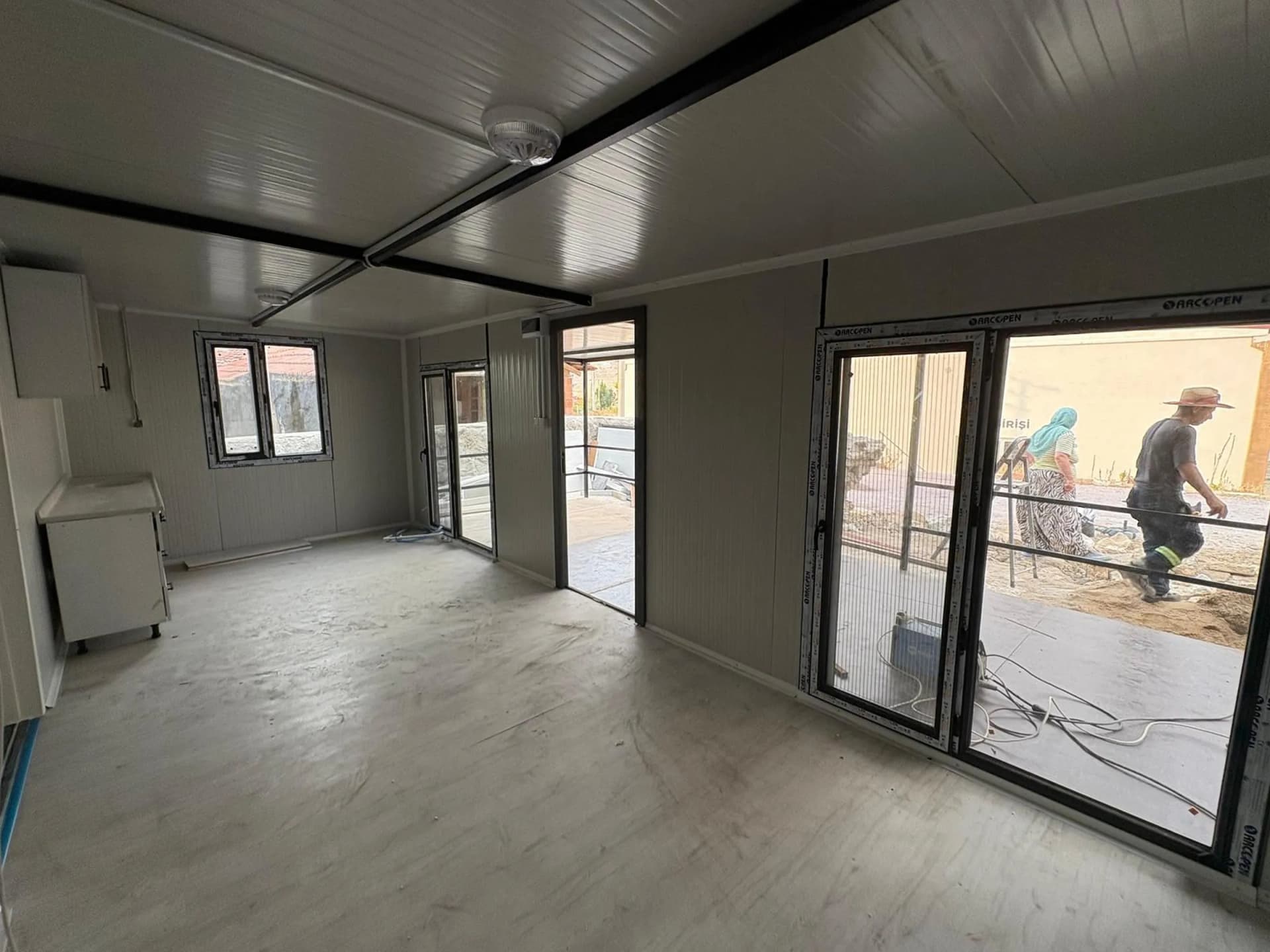 konteyner ev iç salon geniş ve aydınlık alan