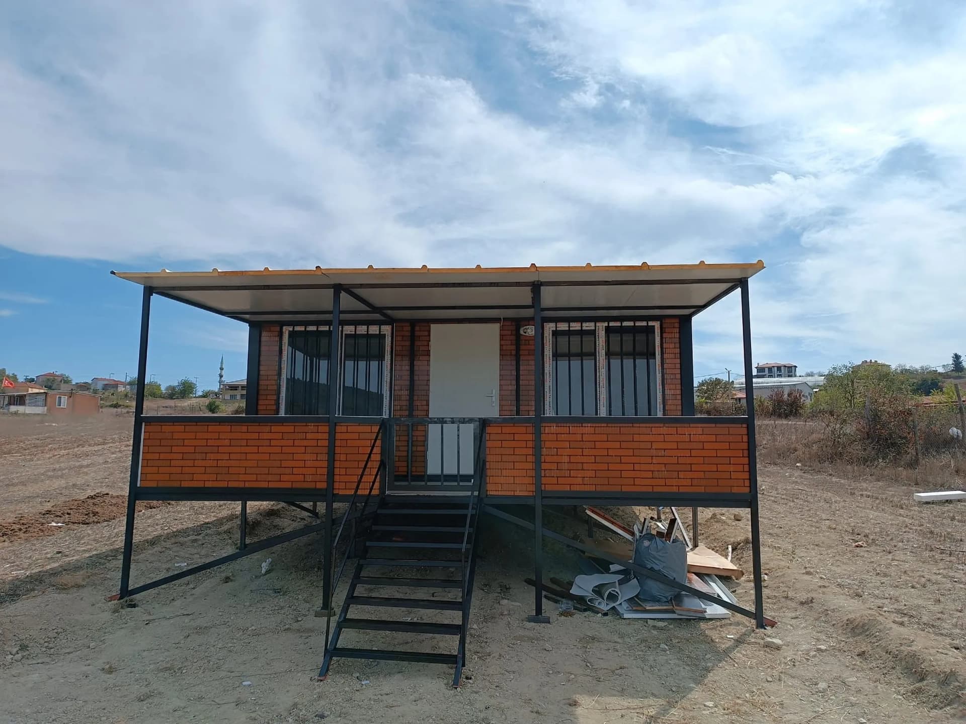 60m2 konteyner ev taş tuğla desen dış cephe verandalı modern model