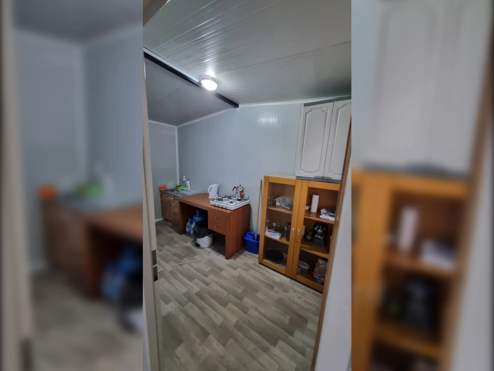 konteyner ofis iç alan geniş zemin kaplama