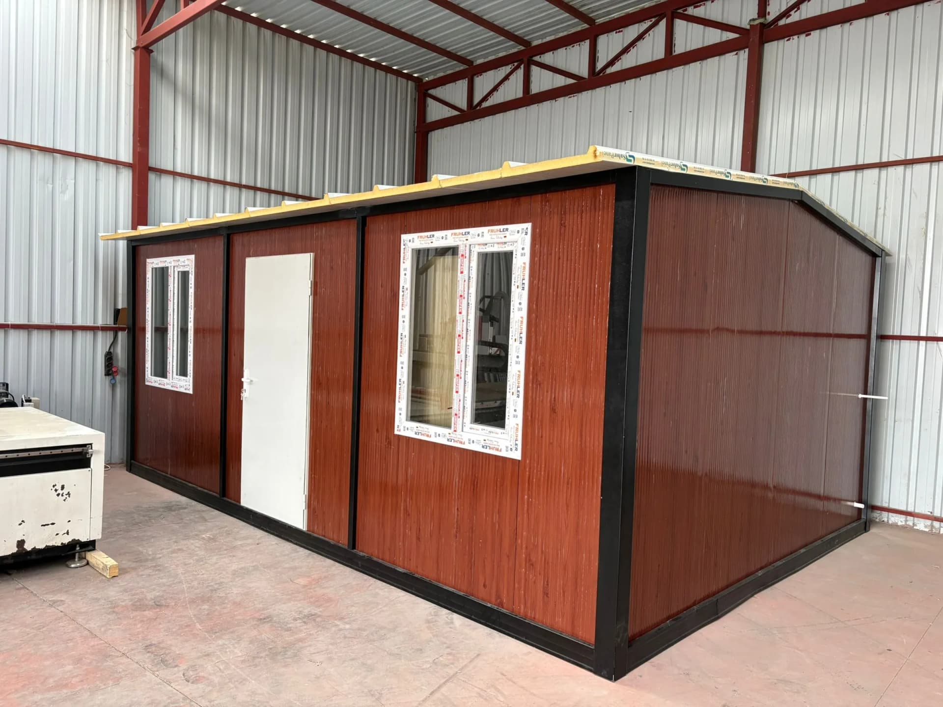 6x4 24m2 konteyner ofis koyu ahşap kaplama beşik çatı dış görünüm