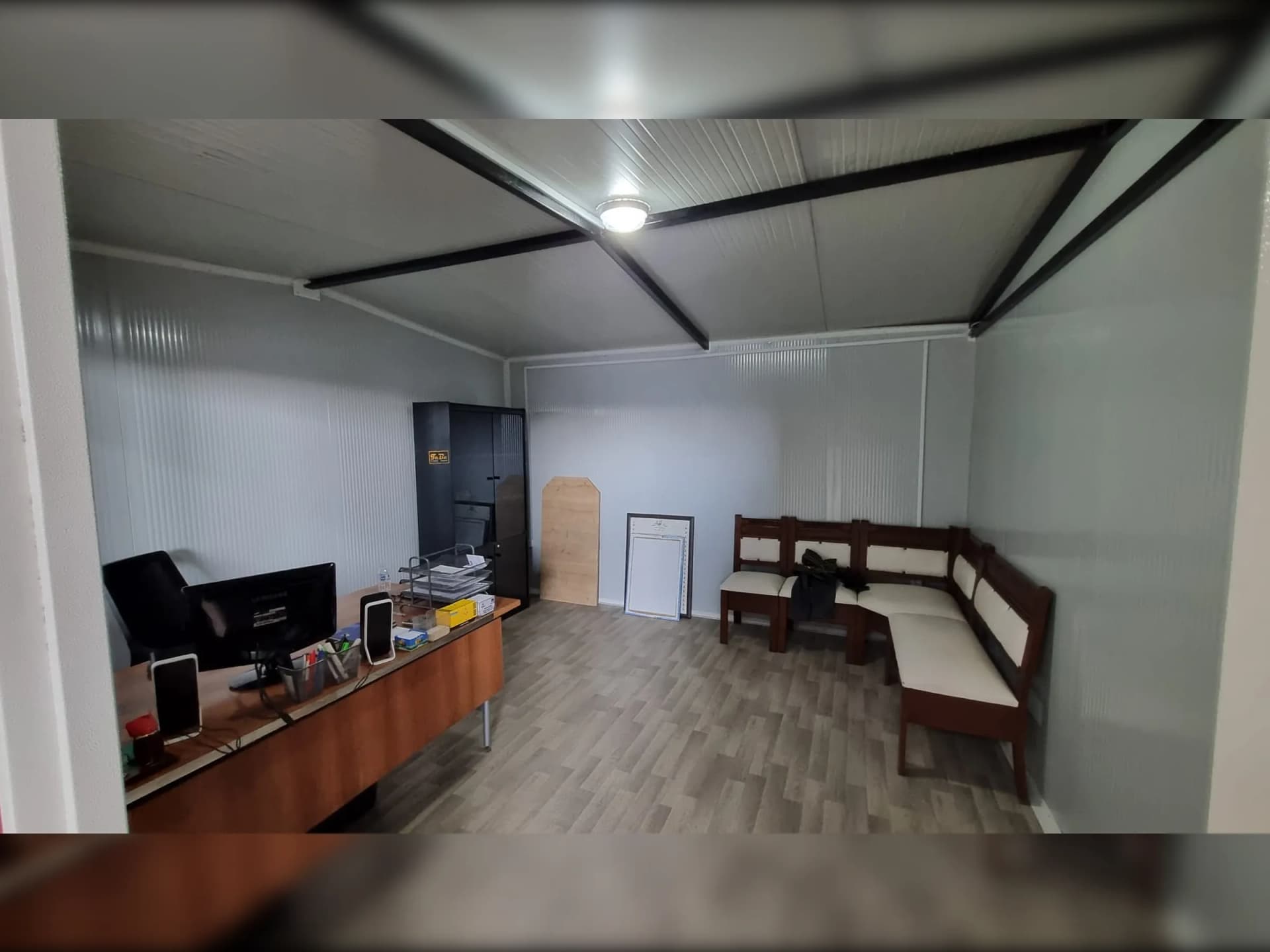 konteyner ofis iç mekan geniş çalışma alanı