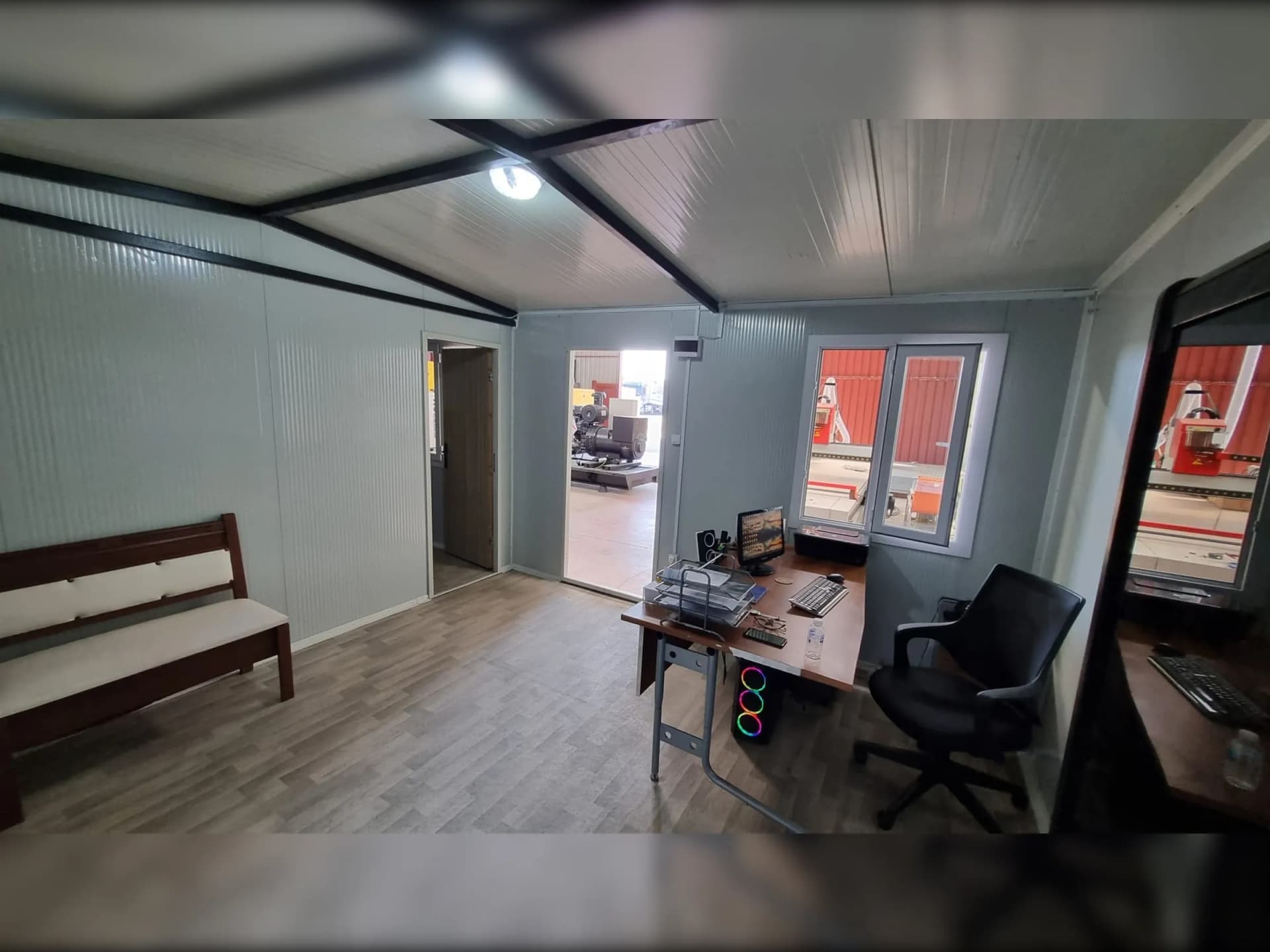 konteyner ofis iç oda masa ve kullanım alanı