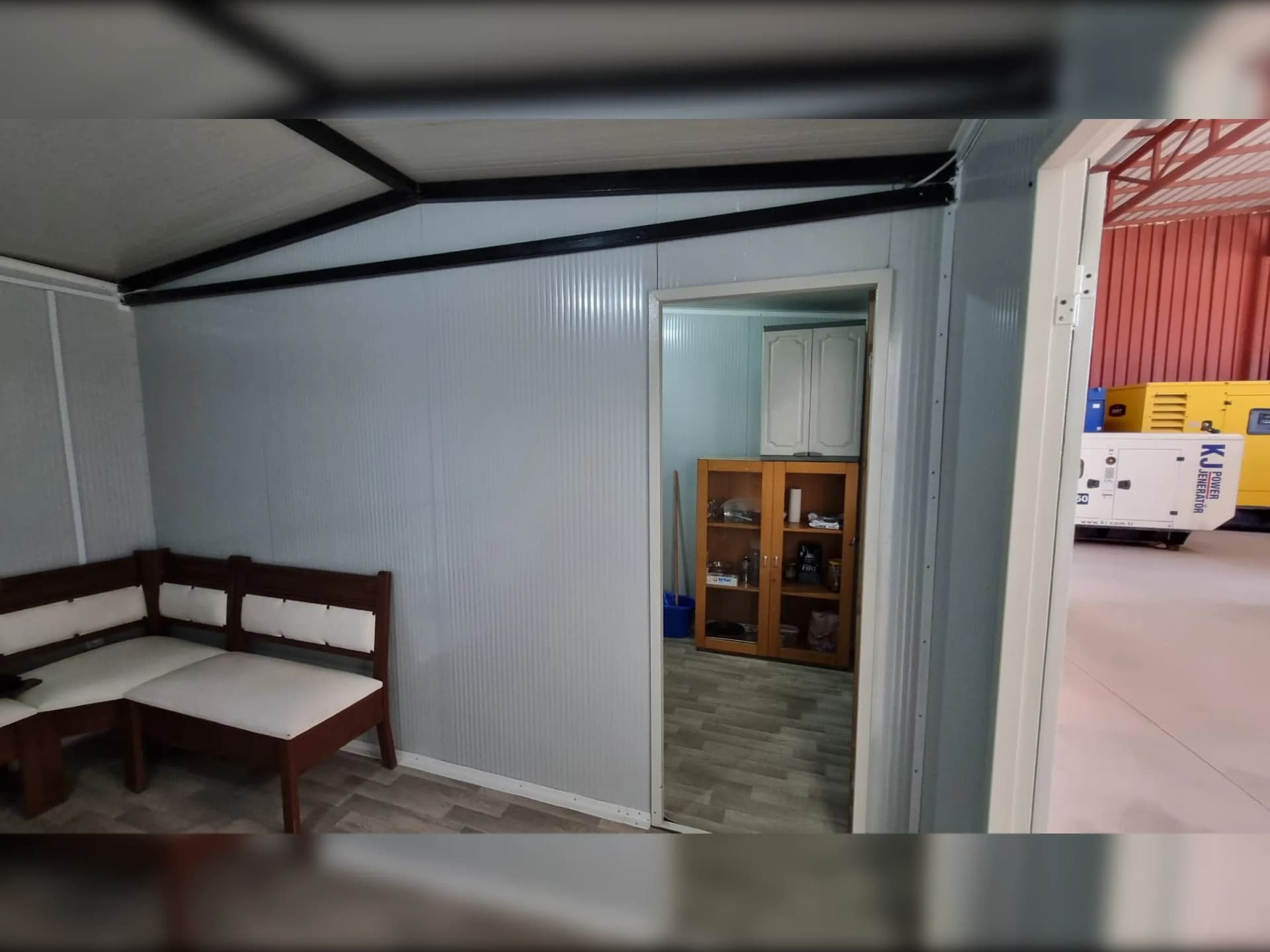 konteyner ofis iç mekan kapı ve geçiş alanı