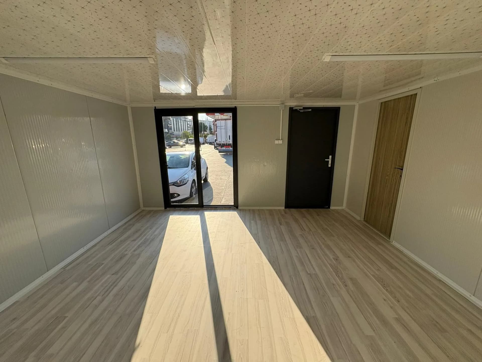 konteyner ofis iç alan geniş pencere detay