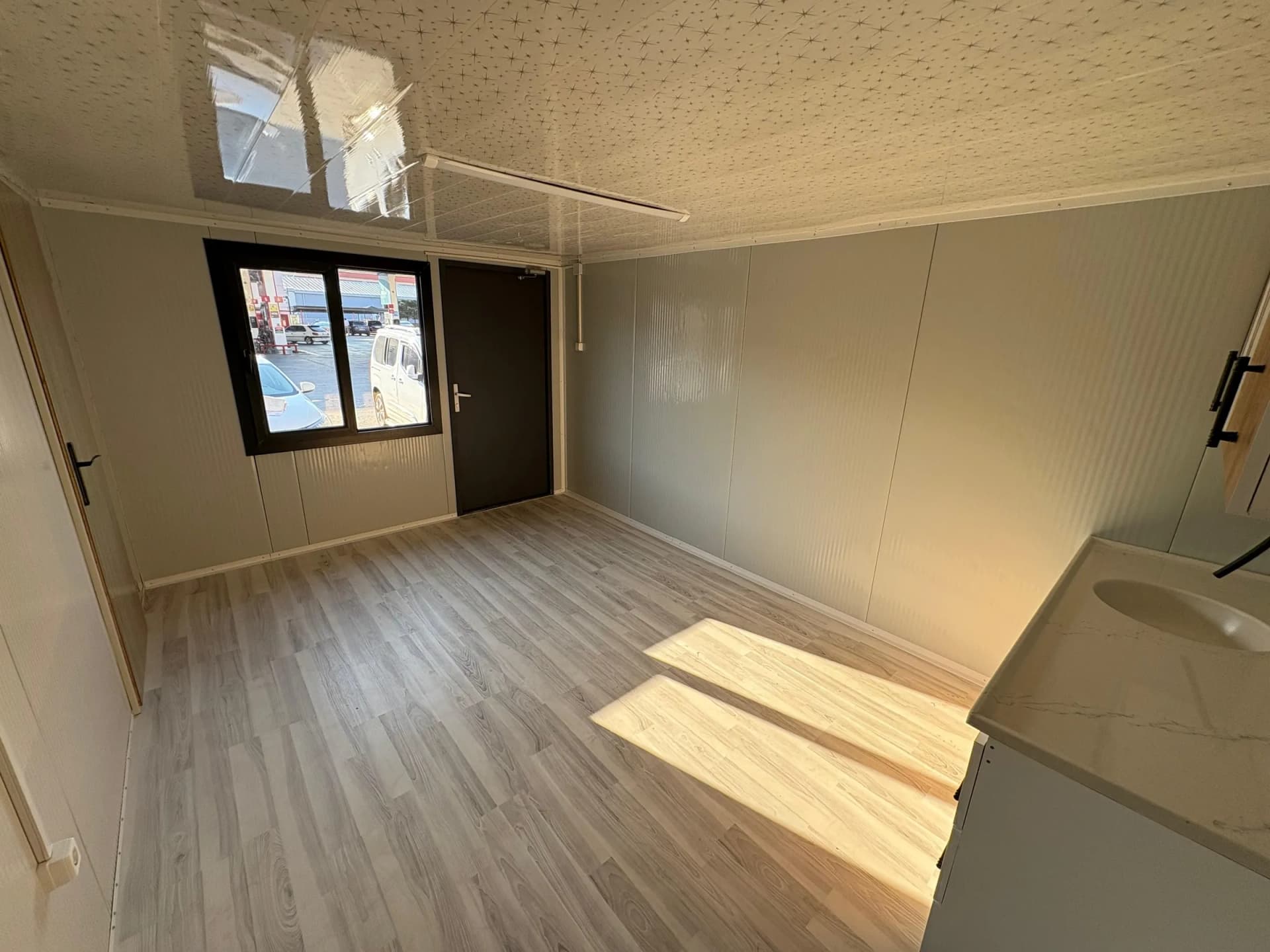 konteyner ofis iç oda aydınlık alan