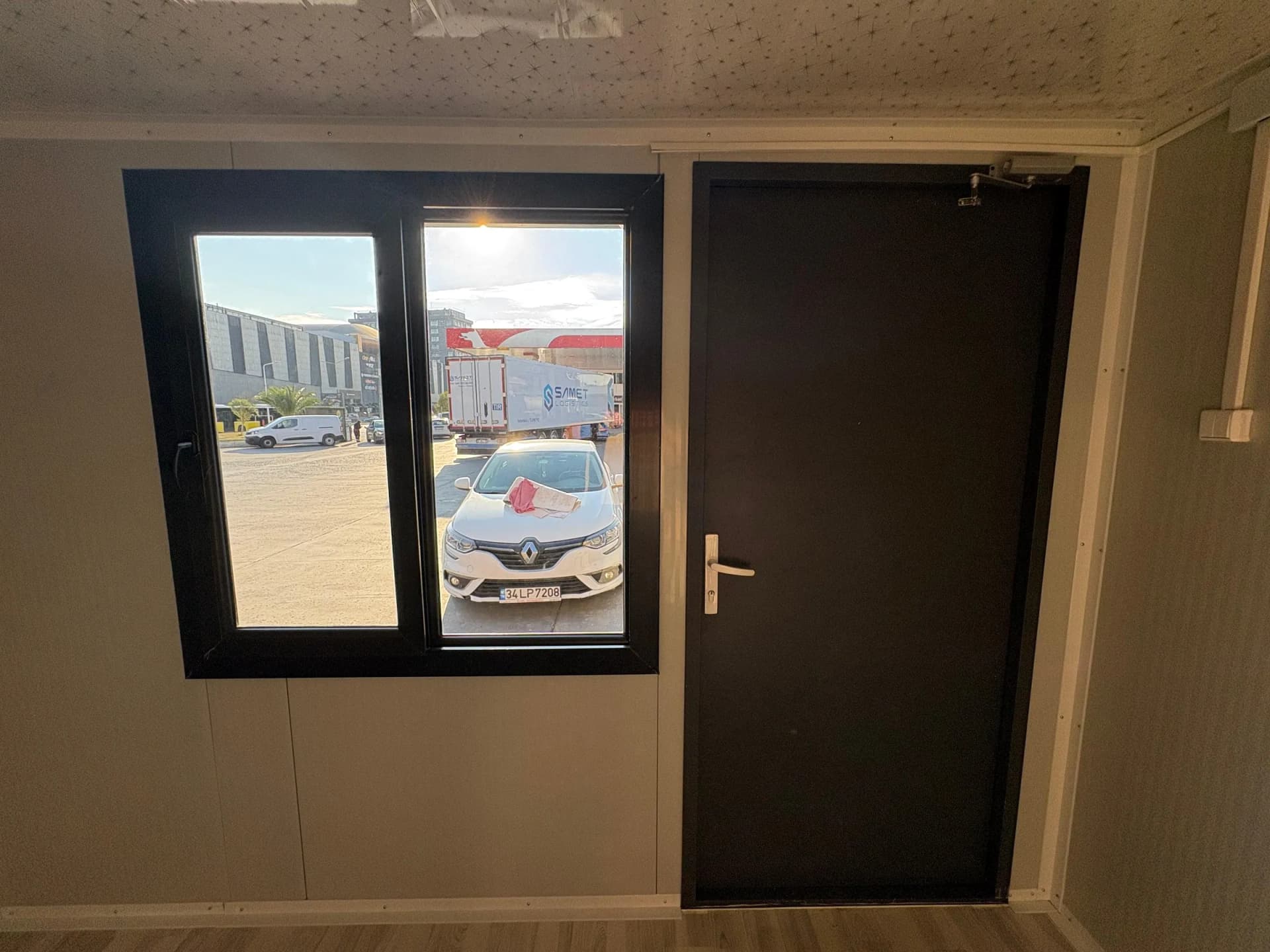 konteyner ofis pencere ve kapı detay görünüm