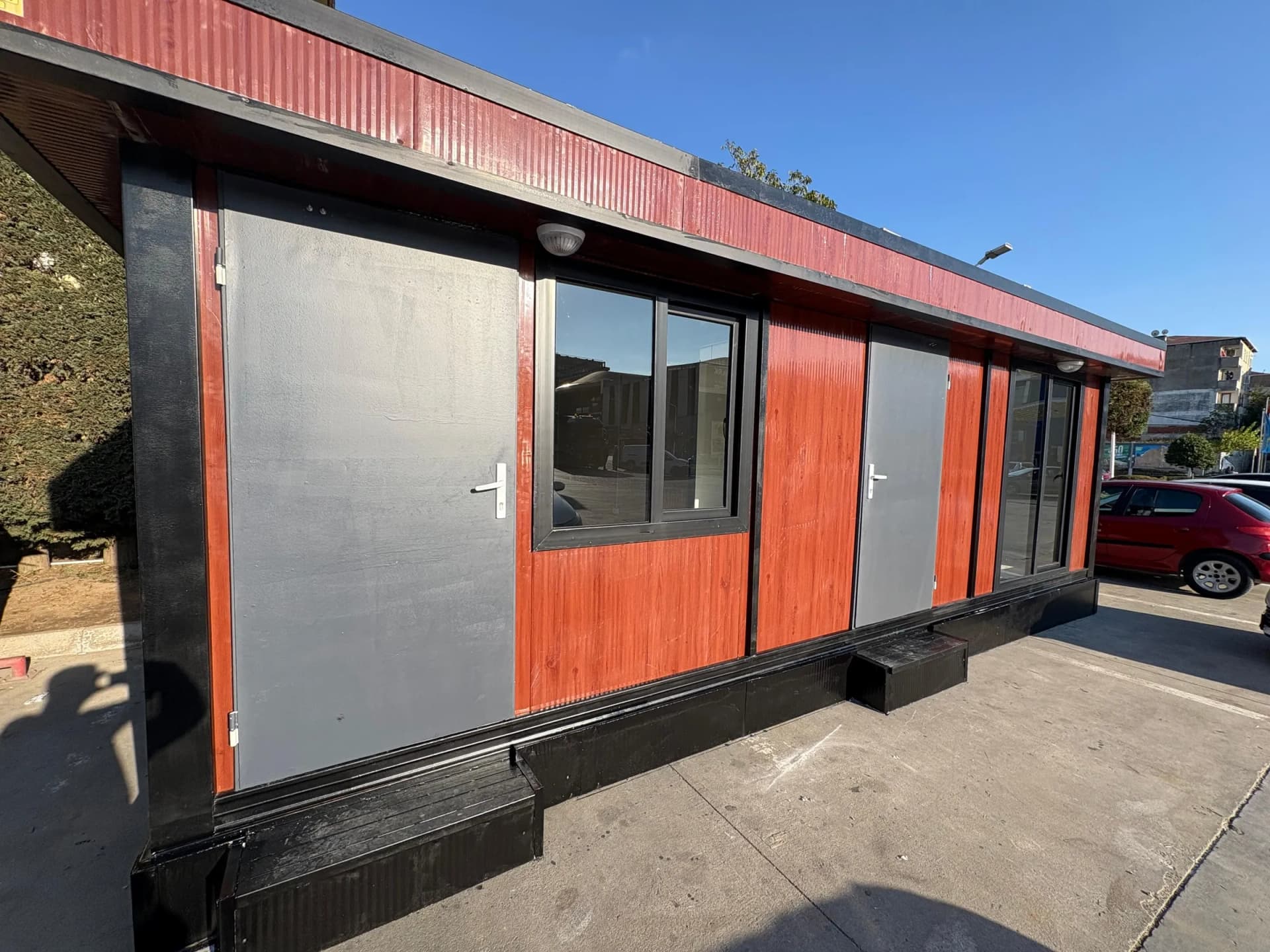 34m2 premium konteyner ofis dış cephe koyu ahşap kaplama modern tasarım