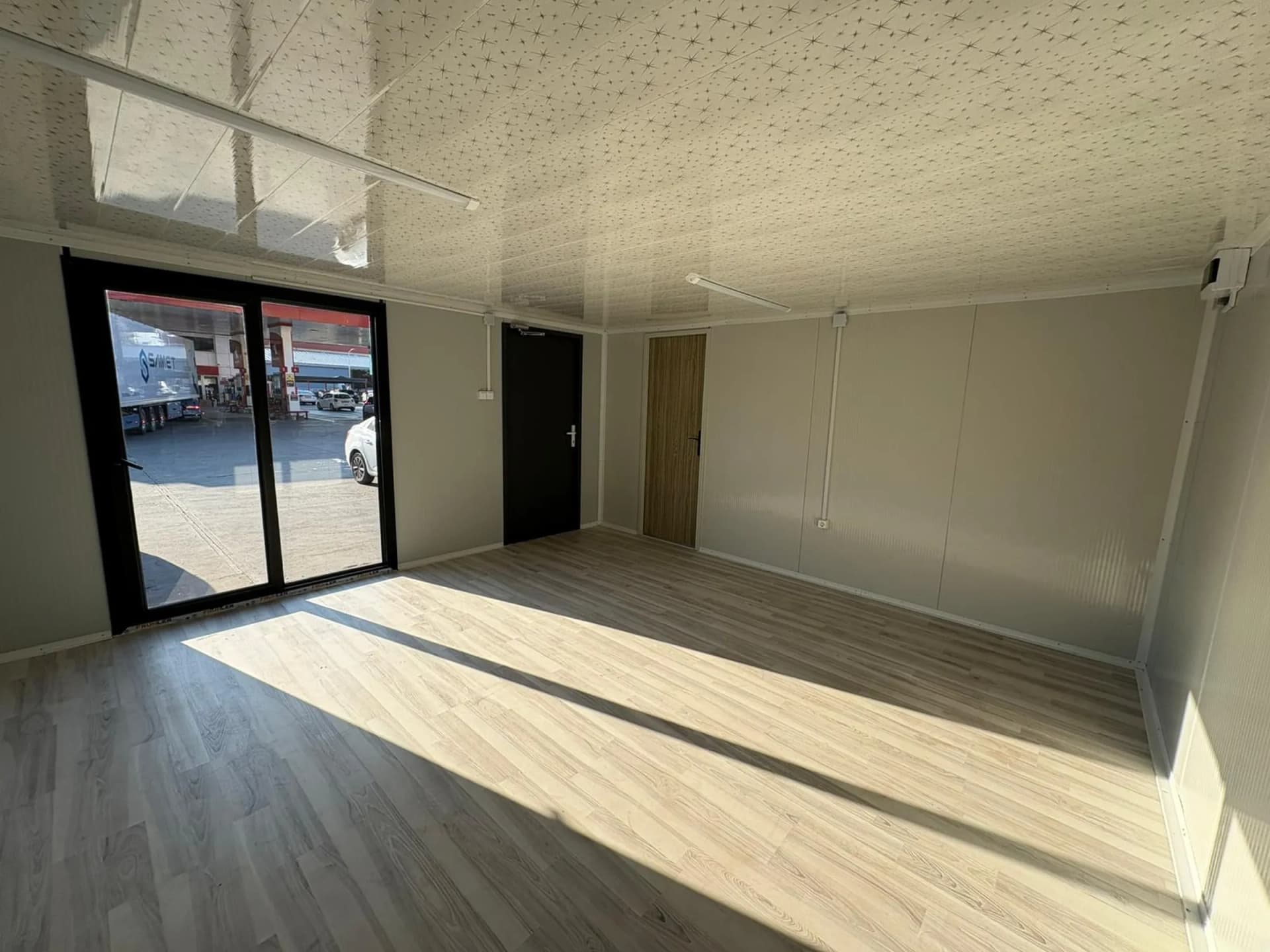 34m2 premium konteyner ofis iç mekan geniş salon modern tasarım