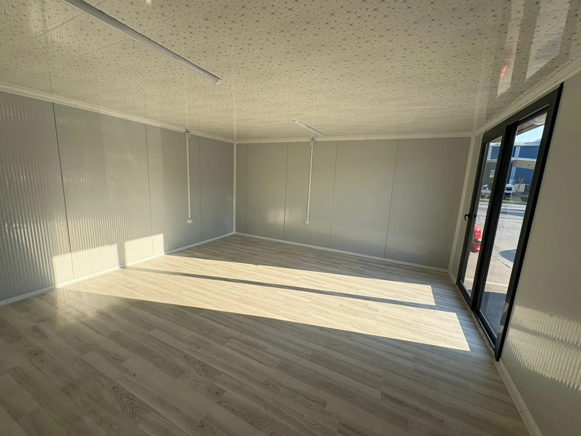 konteyner ofis iç mekan geniş ve aydınlık alan