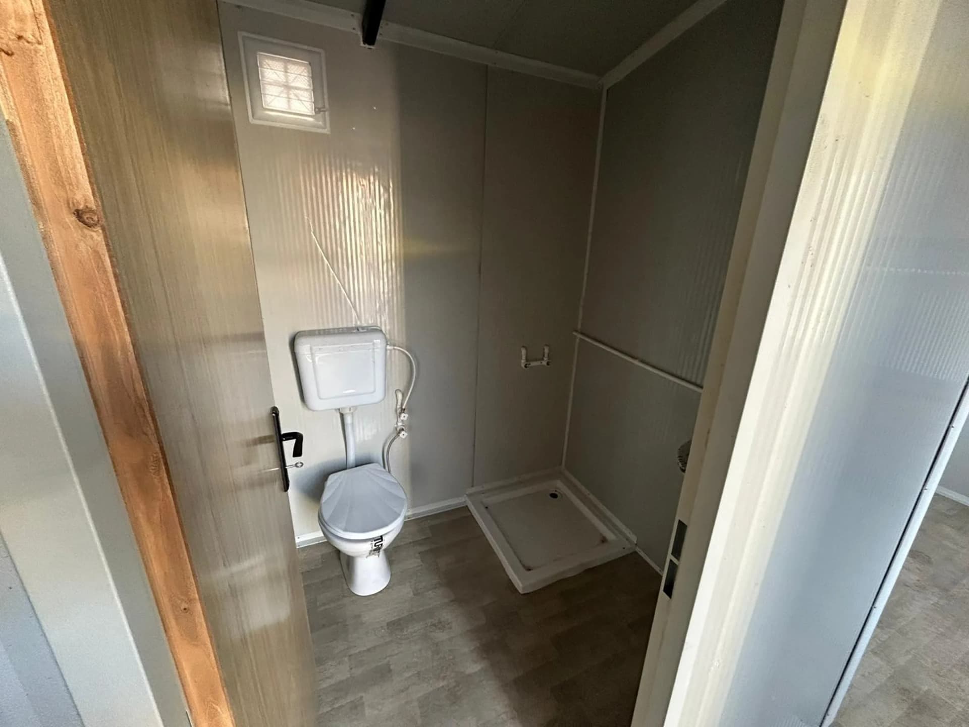 konteyner ev banyo giriş alanı