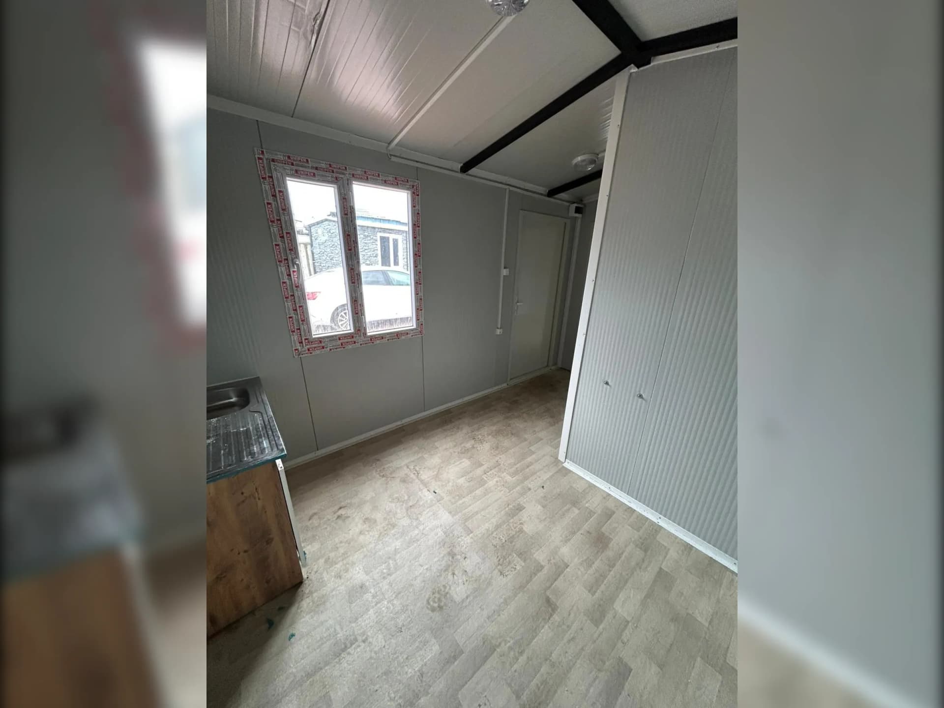 7x3 21m2 konteyner ev iç mekan oda pencere görünümü