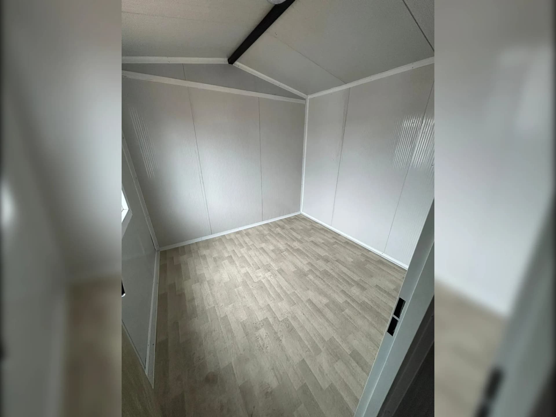 7x3 21m2 konteyner ev iç boş oda modern zemin kaplama