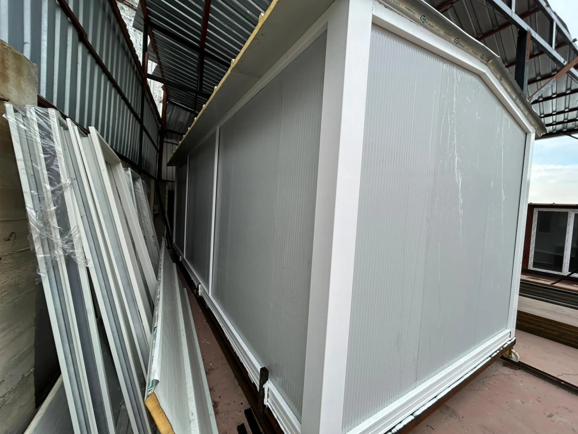 konteyner ev dış cephe detay beyaz panel kaplama