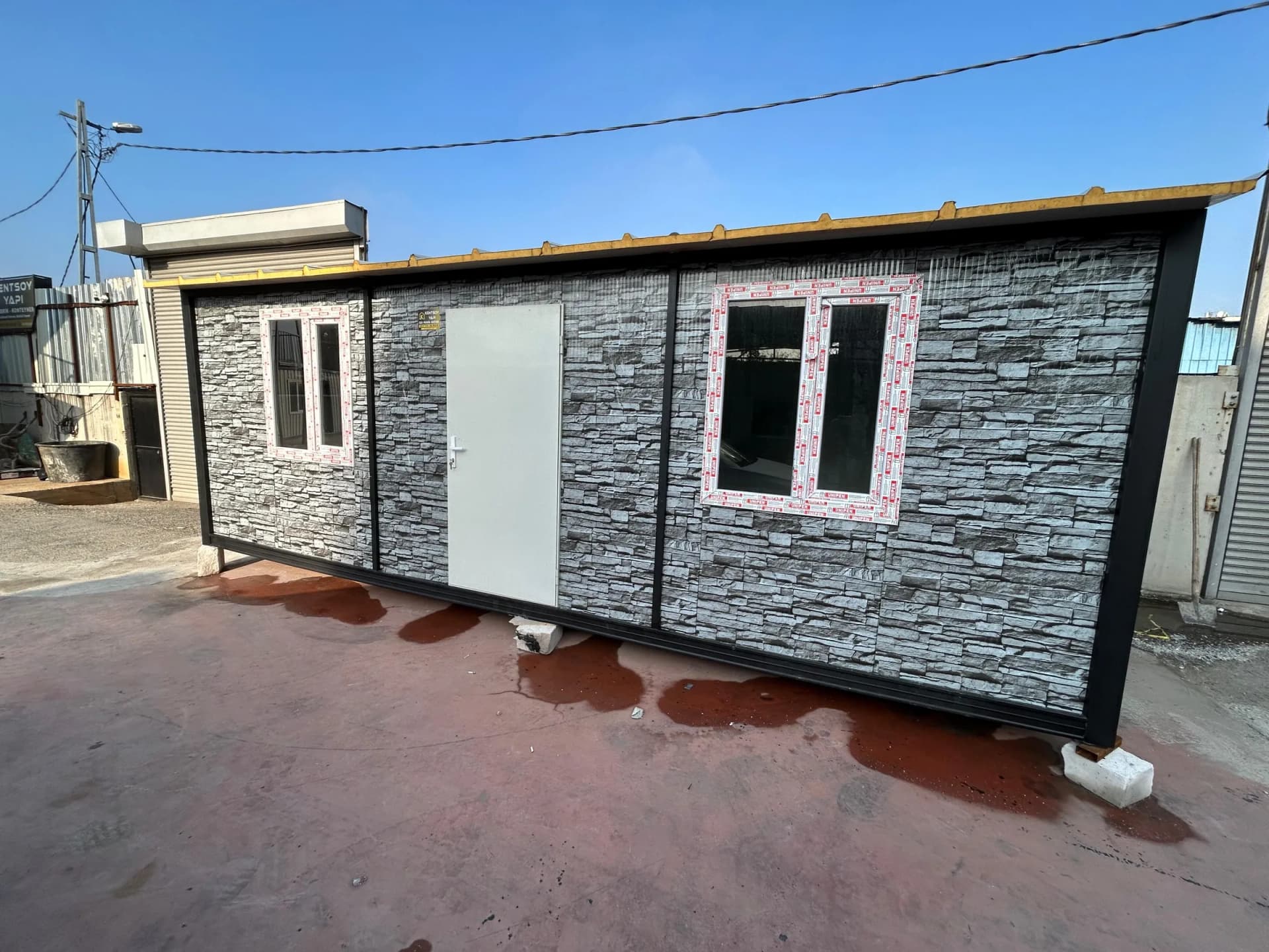 21m2 konteyner ev gri taş desen dış cephe sol wc planlı konteyner yapı