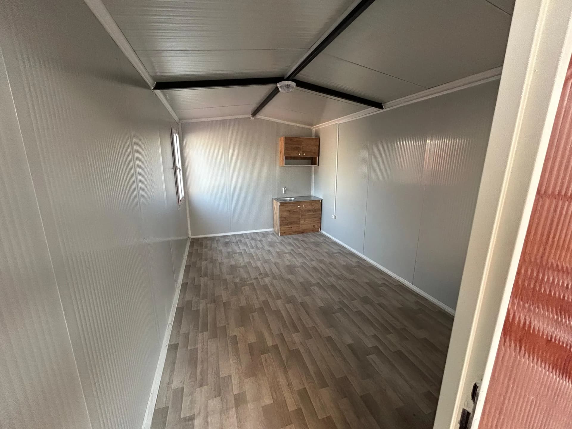 21m2 konteyner ev iç mekan açık plan salon kendinden verandalı modern konteyner ev