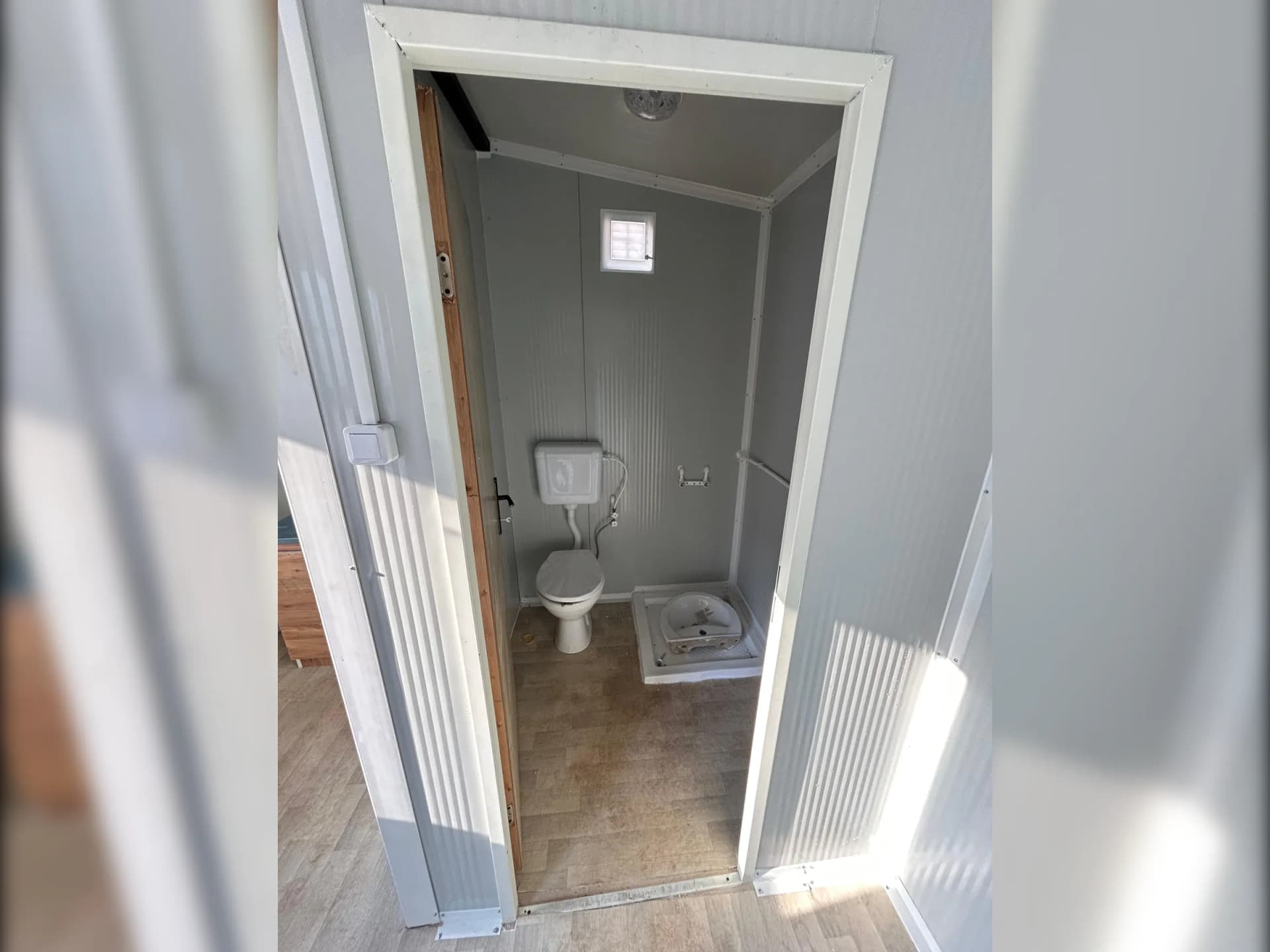21m2 konteyner ev banyo tuvalet iç mekan mavi taş desen model