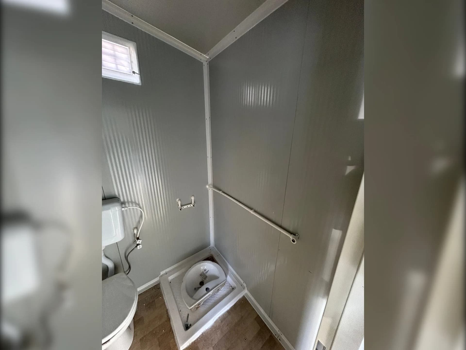 21m2 konteyner ev banyo duş alanı mavi taş desen iç mekan