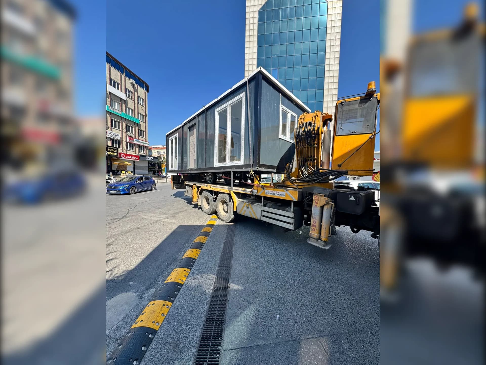 konteyner ev taşınabilir yapı vinç ile taşıma görünüm