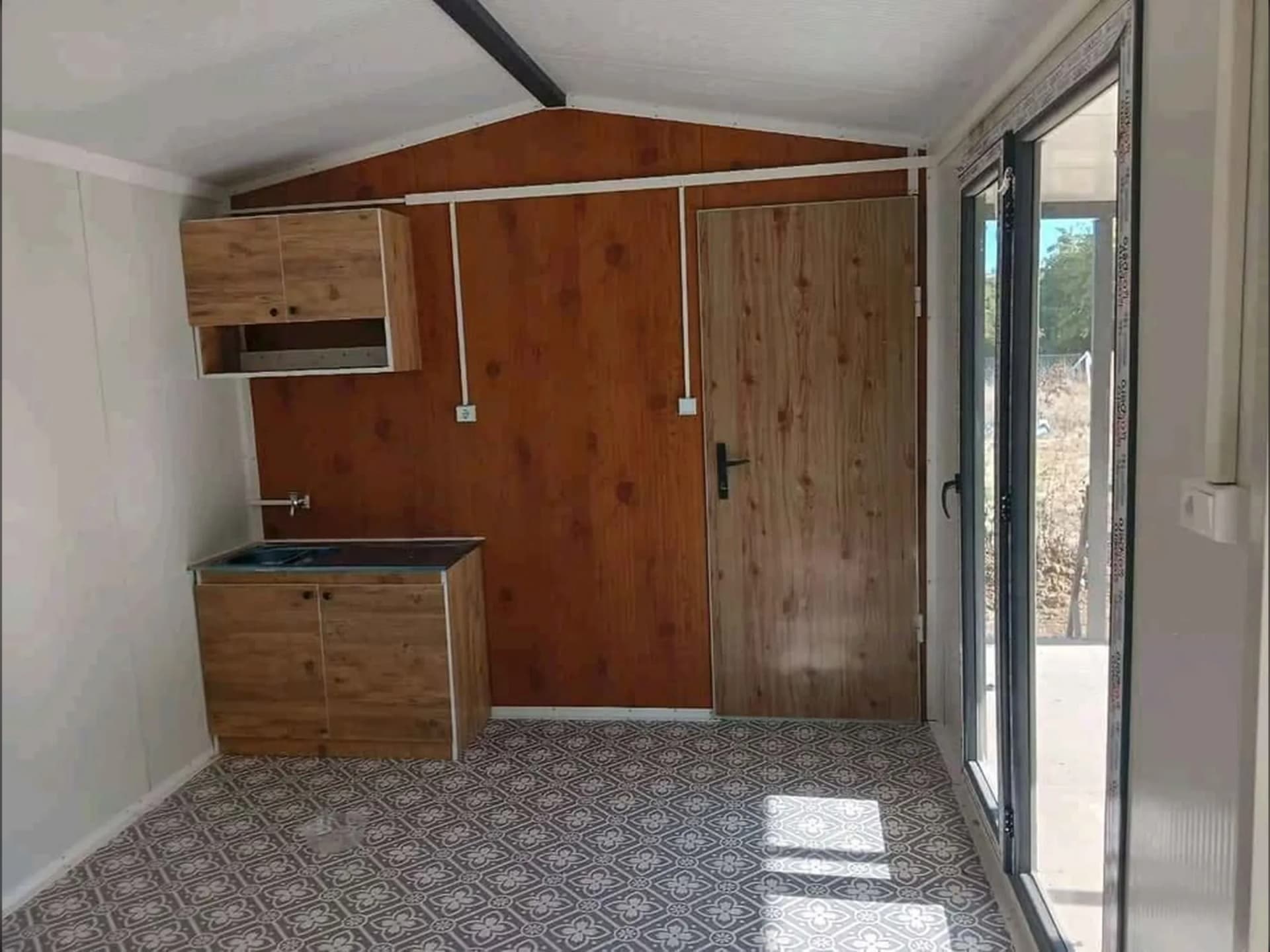 21m2 konteyner ev iç mekan mutfak alanı ahşap dolap fransız kapı tek eğimli çatı